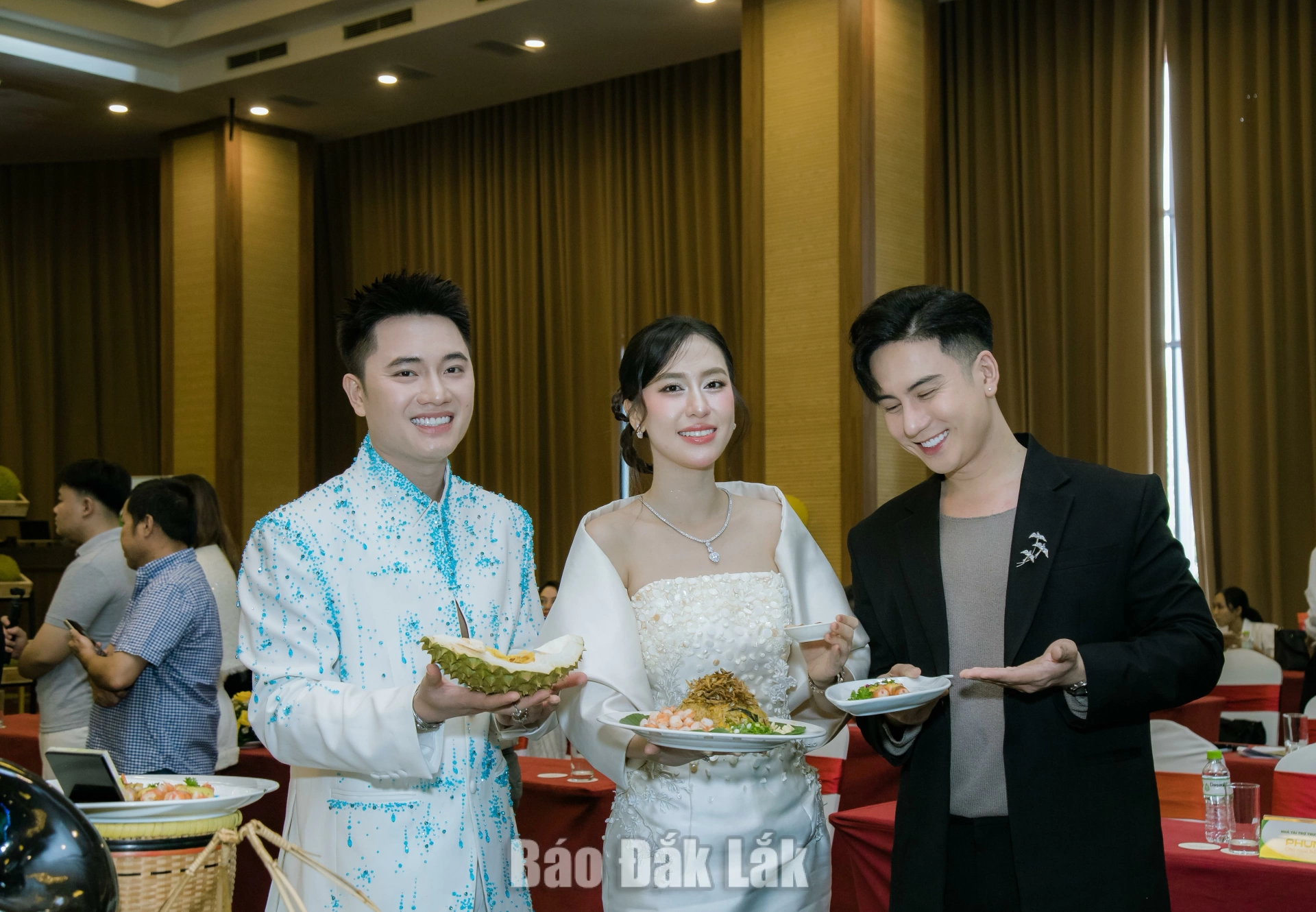 Ẩm thực - mảnh ghép mới nâng tầm giá trị sầu riêng 2 3 Đại sứ Truyền thông của Lễ hội Sầu riêng Đắk Lắk năm 2026 giới thiệu các món ăn chế biến từ sầu riêng.