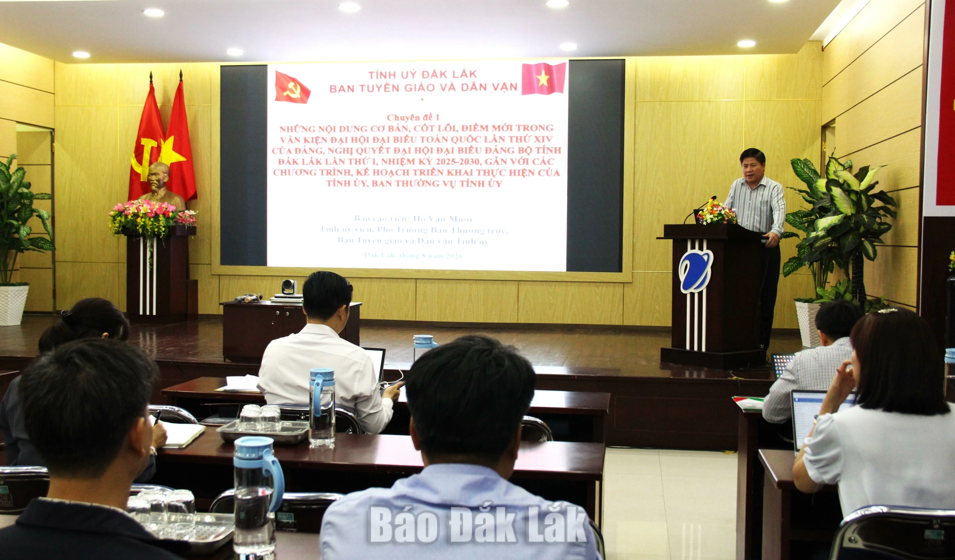 Bồi dưỡng lý luận chính trị hè cho giảng viên, giáo viên 2 Đồng chí Hồ Văn Mười, Tỉnh ủy viên, Phó Trưởng Ban Thường trực, Ban Tuyên giáo và Dân vận Tỉnh ủy báo các các chuyên đề tại hội nghị.