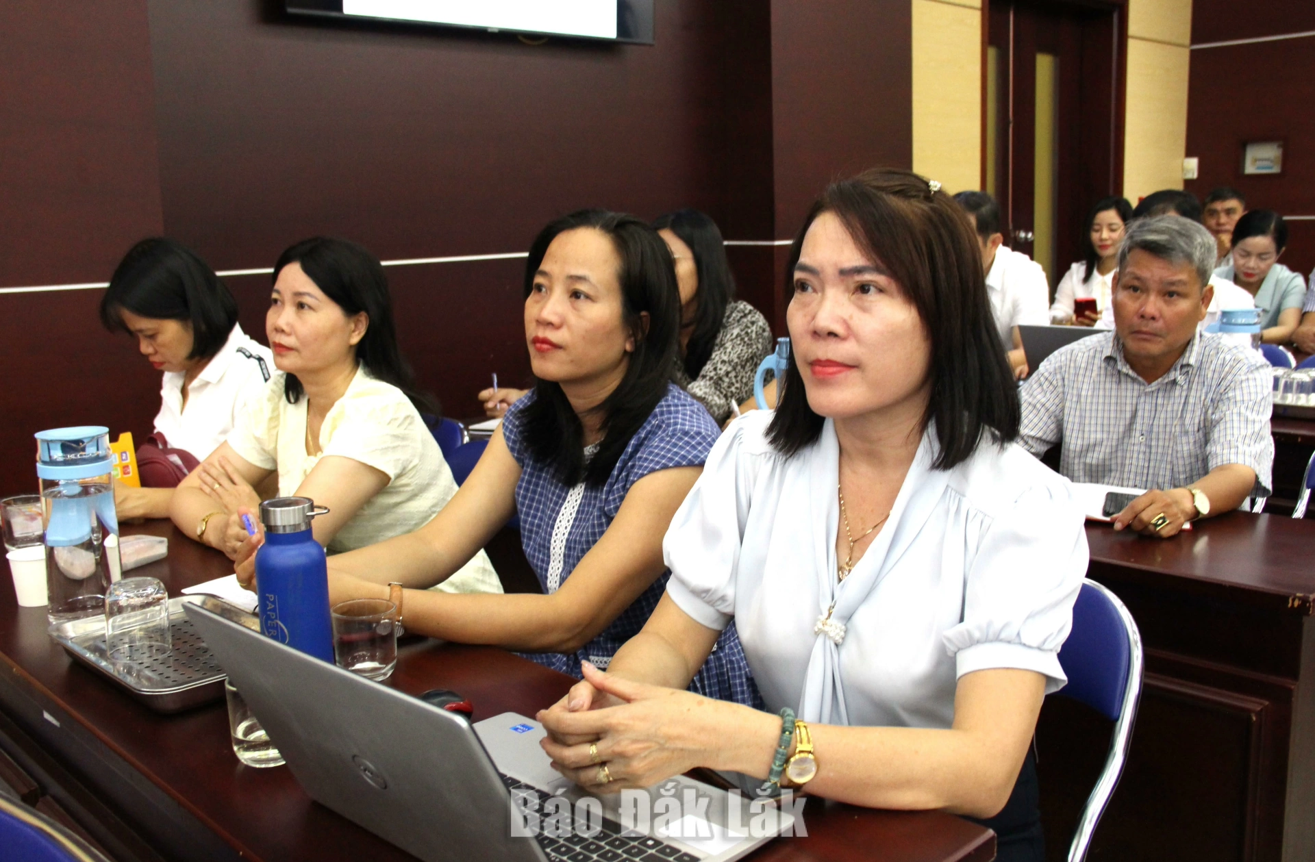 Bồi dưỡng lý luận chính trị hè cho giảng viên, giáo viên 1 Giảng viên, giáo viên tham dự hội nghị tại điểm cầu VNPT Đắk Lắk.