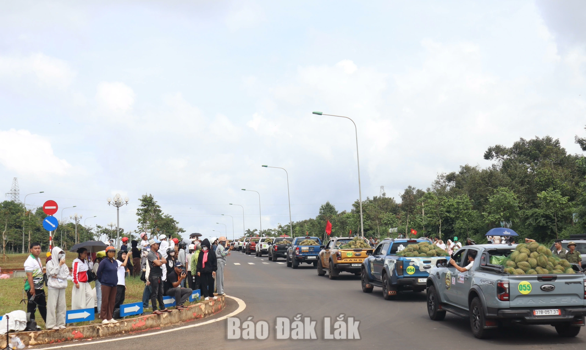 Đông đảo người dân tập trung dọc tuyến đường Võ Nguyên Giáp để theo dõi đoàn xe bán tải chở sầu riêng.