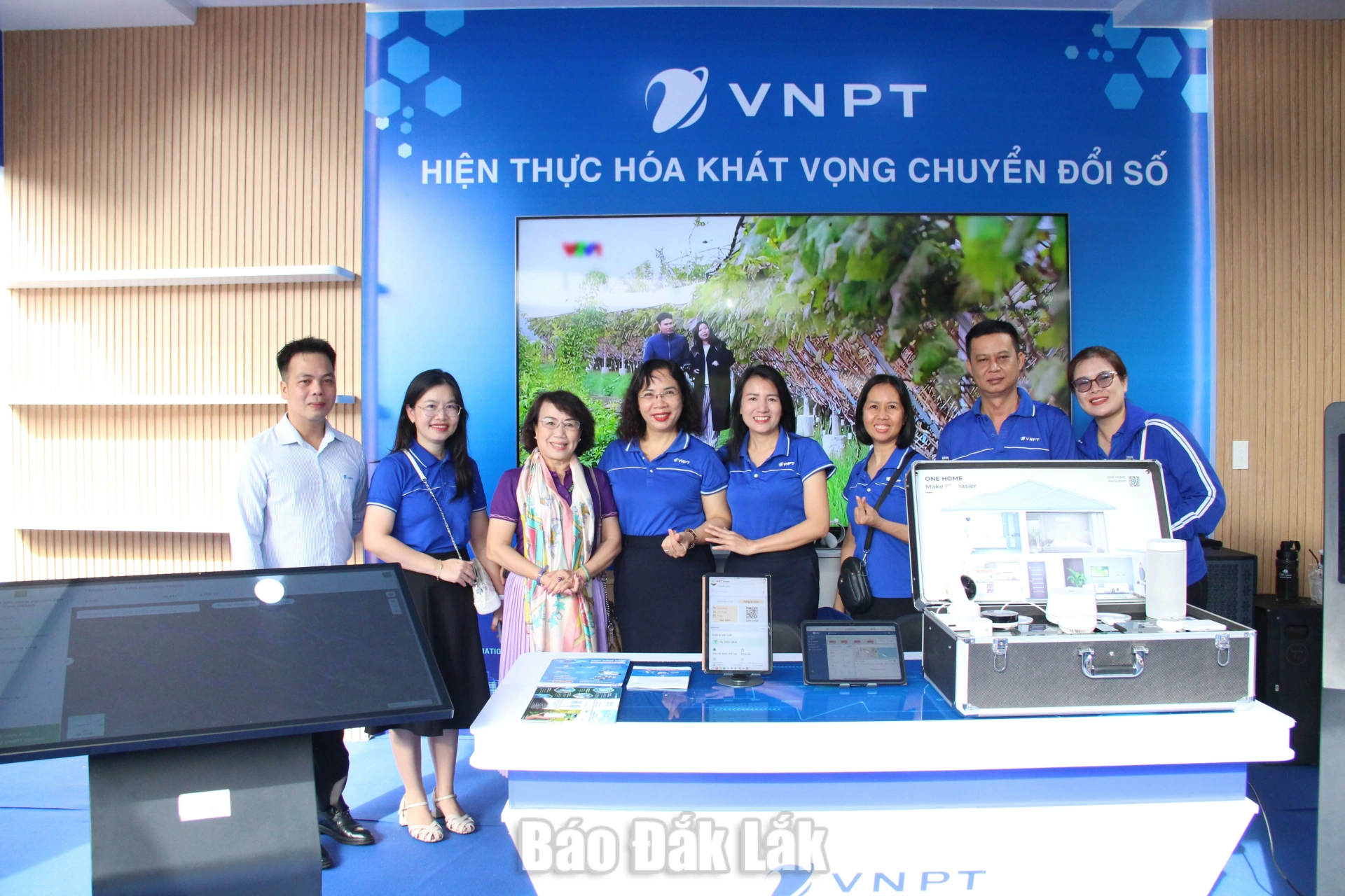 Nhân viên VNPT Đắk Lắk chụp ảnh lưu niệm cùng khách hàng tại gian hàng trưng bày.