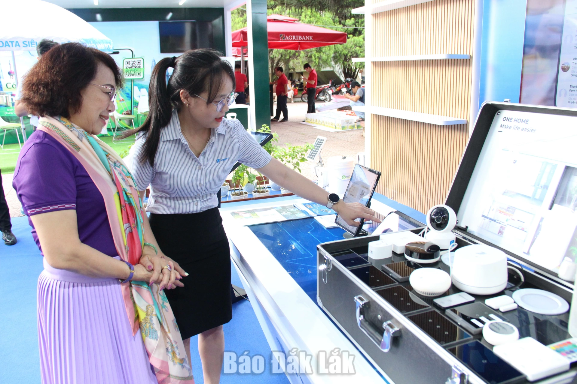 Nhân viên VNPT Đắk Lắk giới thiệu các mô hình công nghệ số cho khách tham quan.