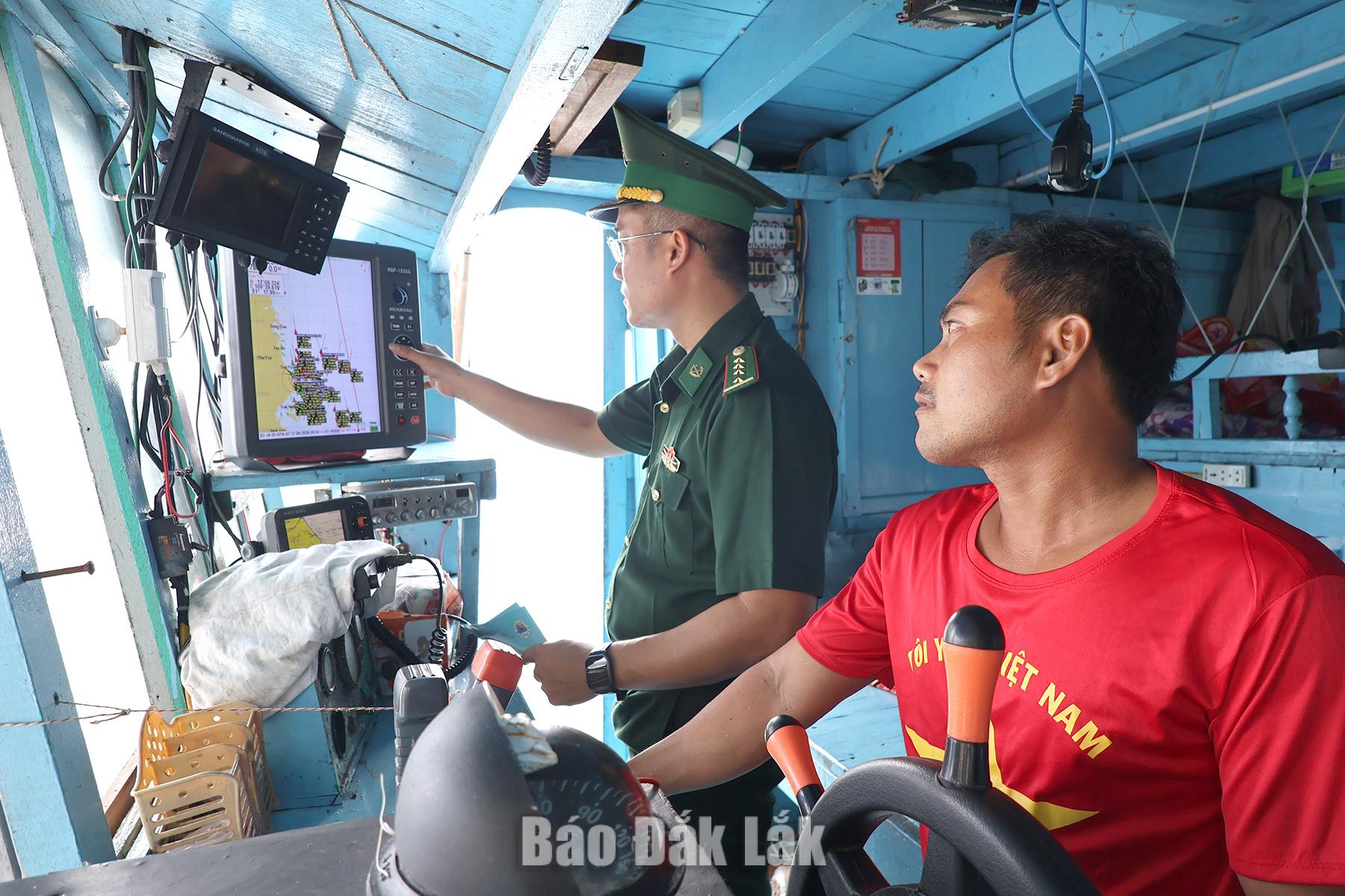 Cán bộ Đồn Biên phòng Hòa Hiệp Nam tuyên truyền, hướng dẫn ngư dân chấp hành các quy định về chống khai thác IUU và sử dụng thiết bị giám sát hành trình trên tàu cá.