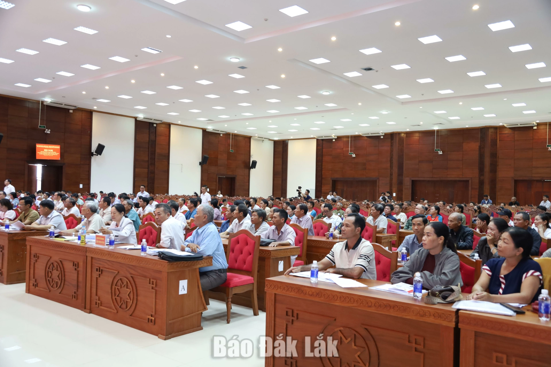 Đông đảo người dân nhận khoán tham gia đối thoại.