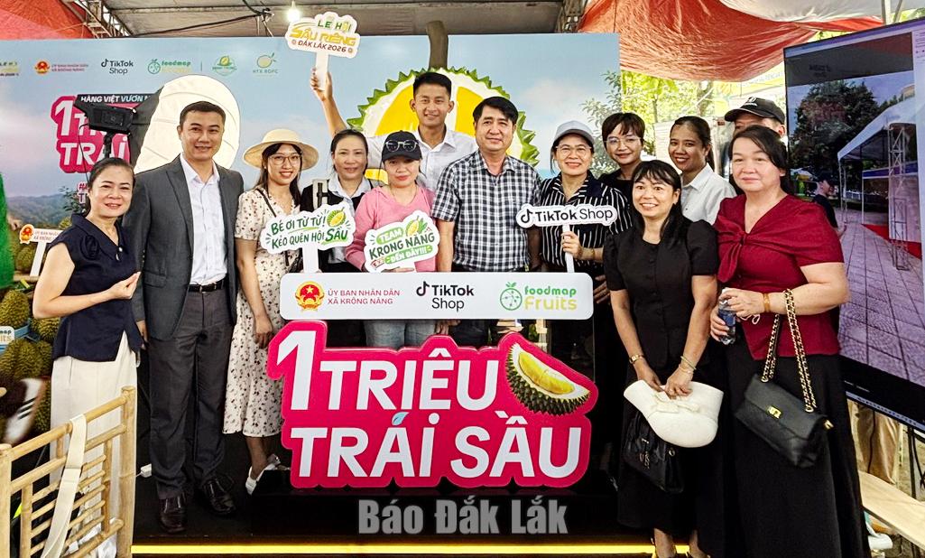 Xã Krông Năng: Bán hơn 24 tấn sầu riêng sau 4 phiên livestream 2 Ông Phạm Bá Thìn, Bí thư Đảng ủy xã Krông Năng động viên tổ livesstream.