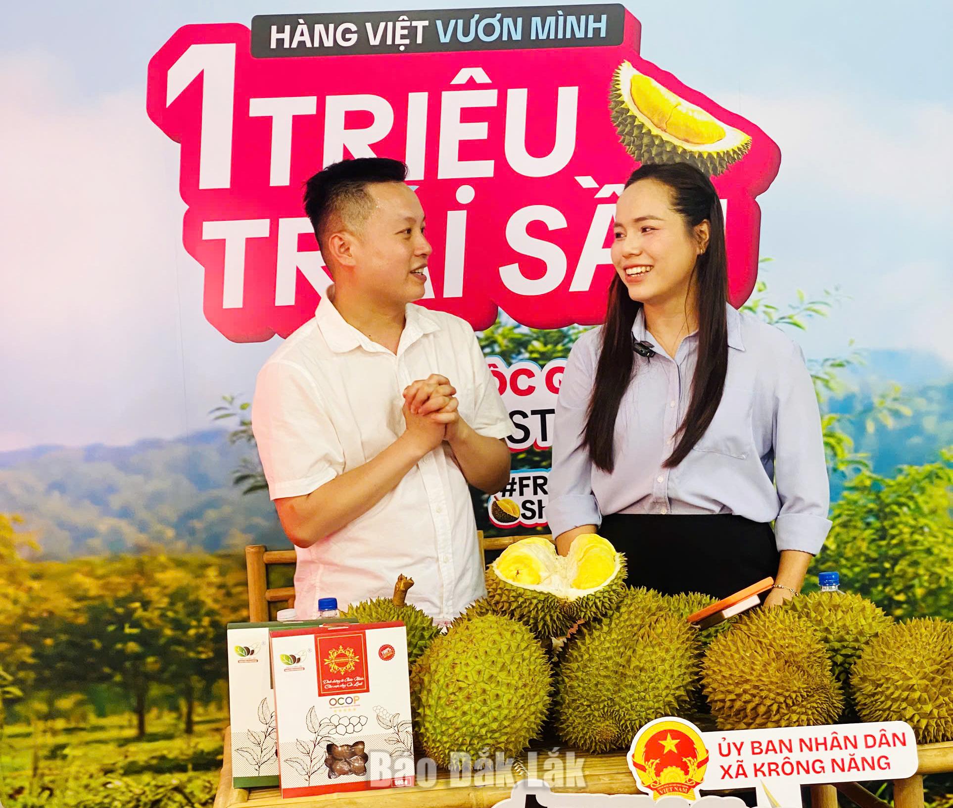 Xã Krông Năng: Bán hơn 24 tấn sầu riêng sau 4 phiên livestream 1 Bà HRô Ma Mlô, Phó Bí thư Thường trực Đảng ủy xã Krông Năng cùng các nhà sáng tạo nội dung trực tiếp giới thiệu những giống sầu riêng đang được trồng tại địa phương.