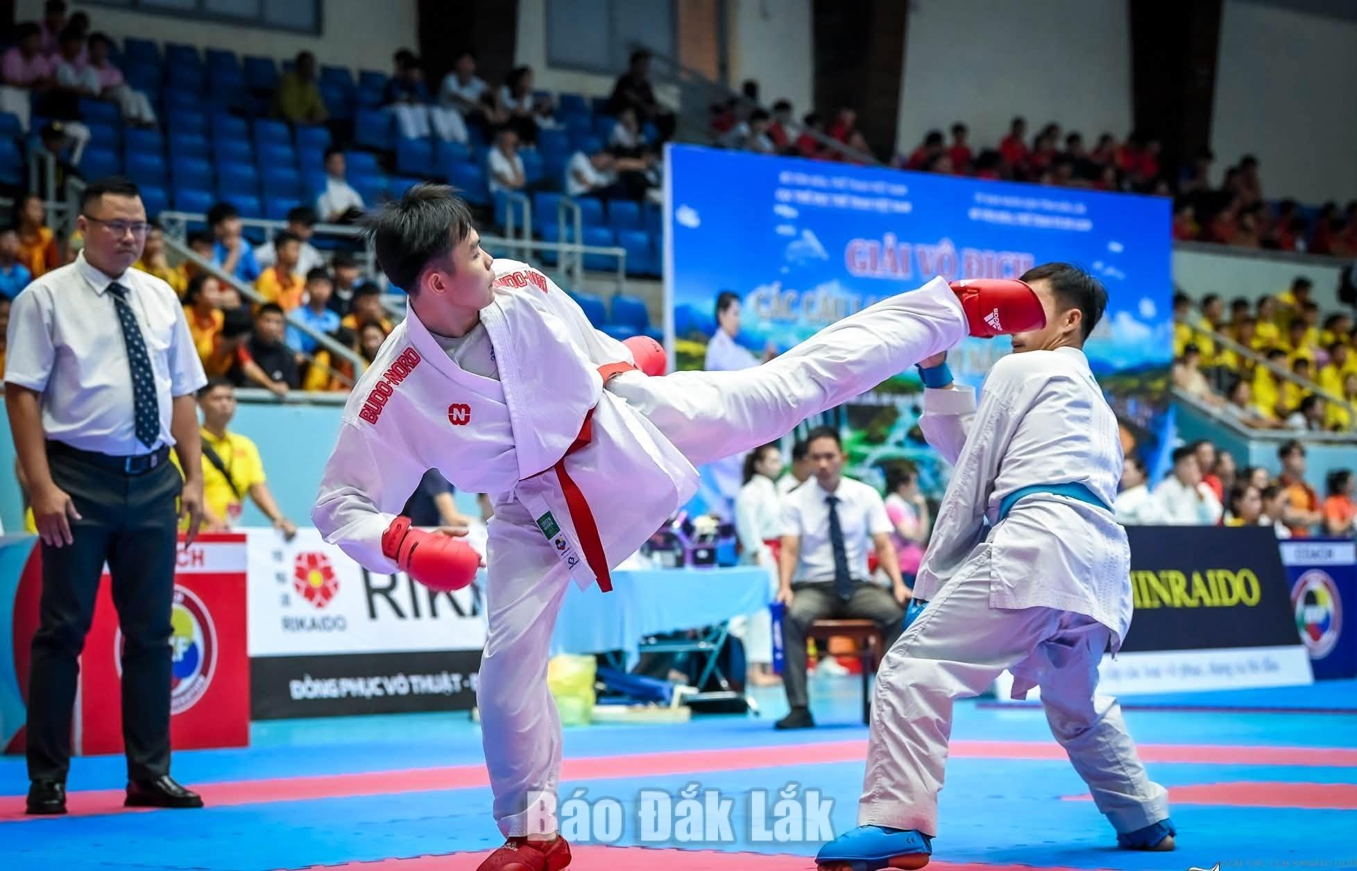 Các võ sĩ tiếp tục thi đấu trong ngày thứ 3 của giải.