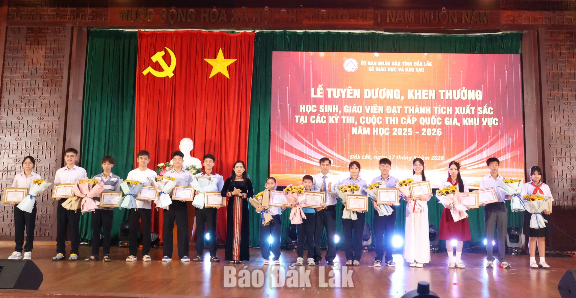 Học sinh nhận giấy khen của Sở GD&ĐT vì đã có thành tích xuất sắc trong năm học 2025 - 2026.