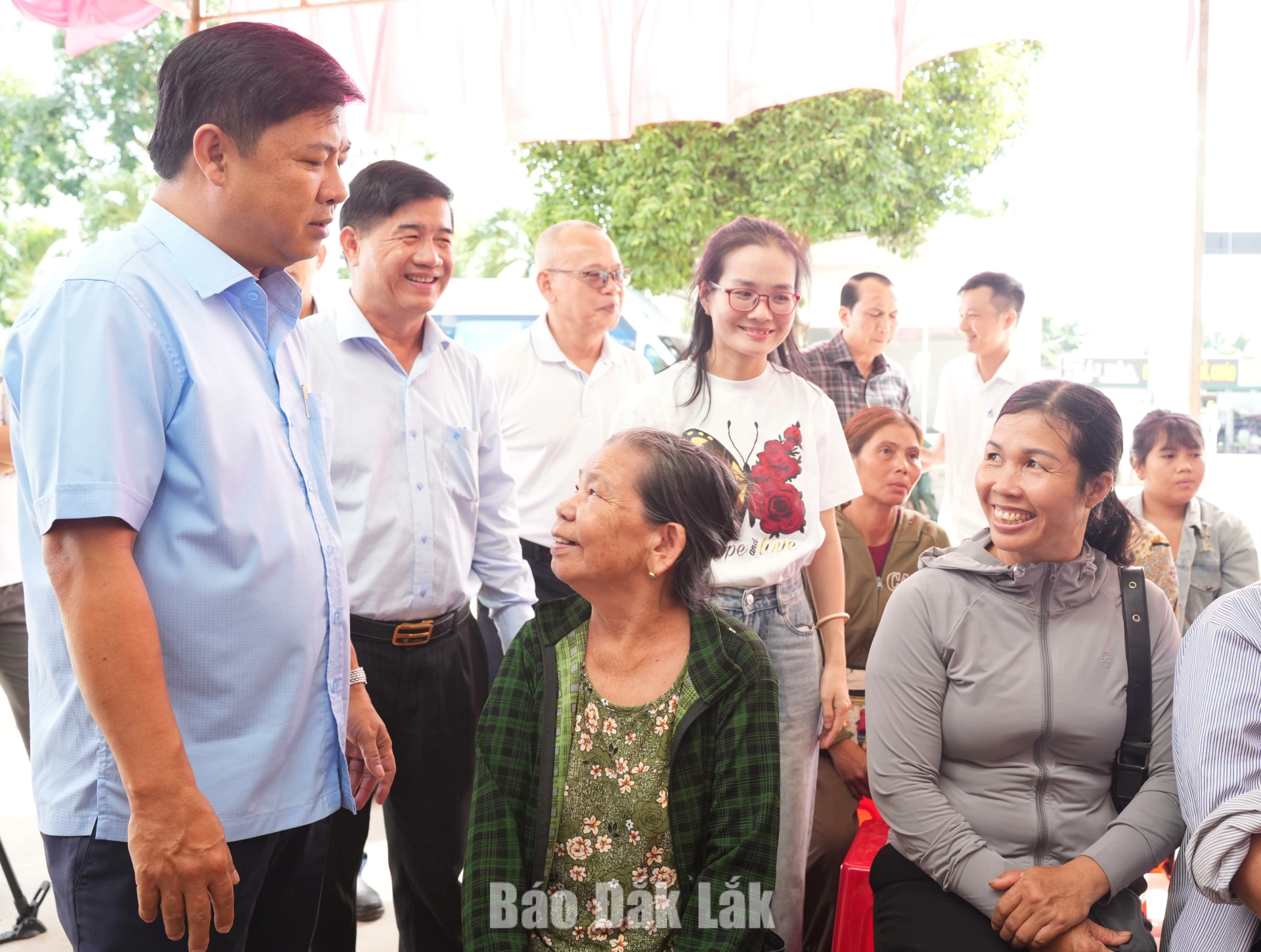 Bí thư Tỉnh ủy Lương Nguyễn Minh Triết khảo sát việc khám sức khỏe toàn dân 5 Bí thư Tỉnh ủy Lương Nguyễn Minh Triết trò chuyện, thăm hỏi người dân người dân phường Ea Kao đang khám sức khỏe tại