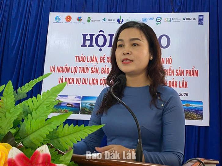Bà Kim Thoa Adrơng, Phó Chủ tịch Thường trực Hội Liên hiệp Phụ nữ tỉnh phát biểu tại hội thảo.