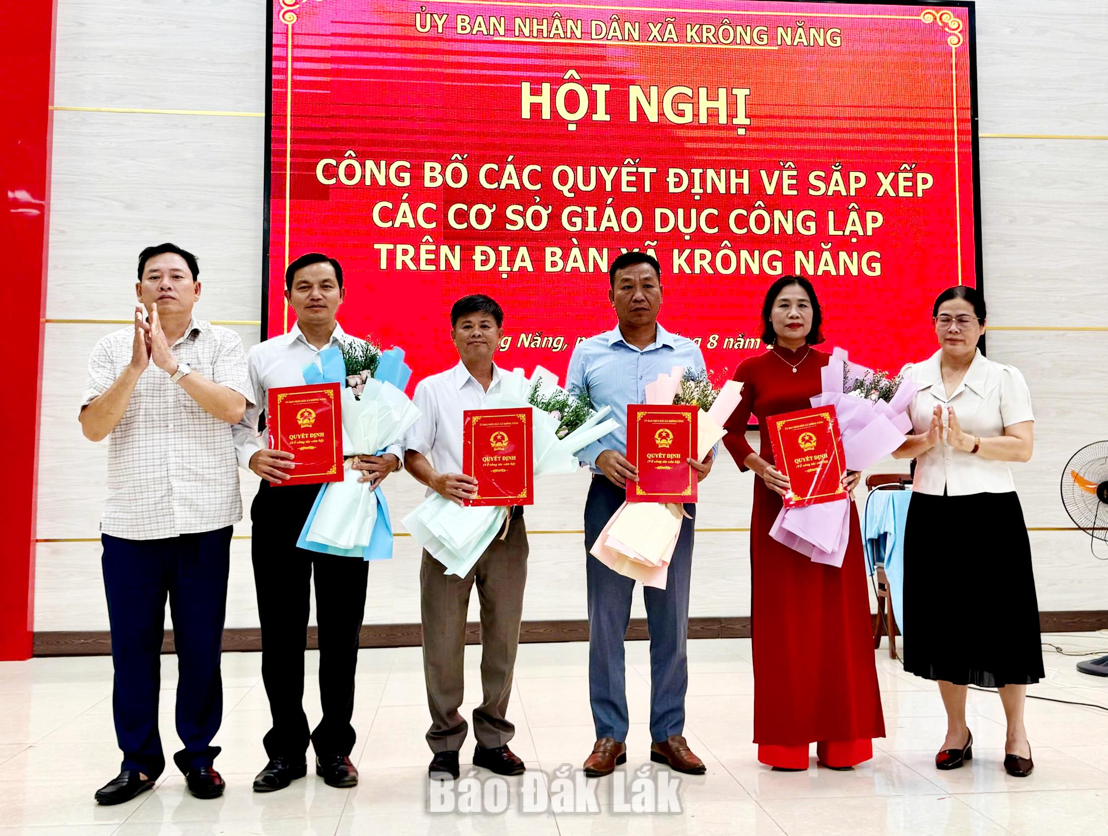 Lãnh đạo xã xã Krông Năng tổ chức Hội nghị công bố các quyết định về công tác cán bộ