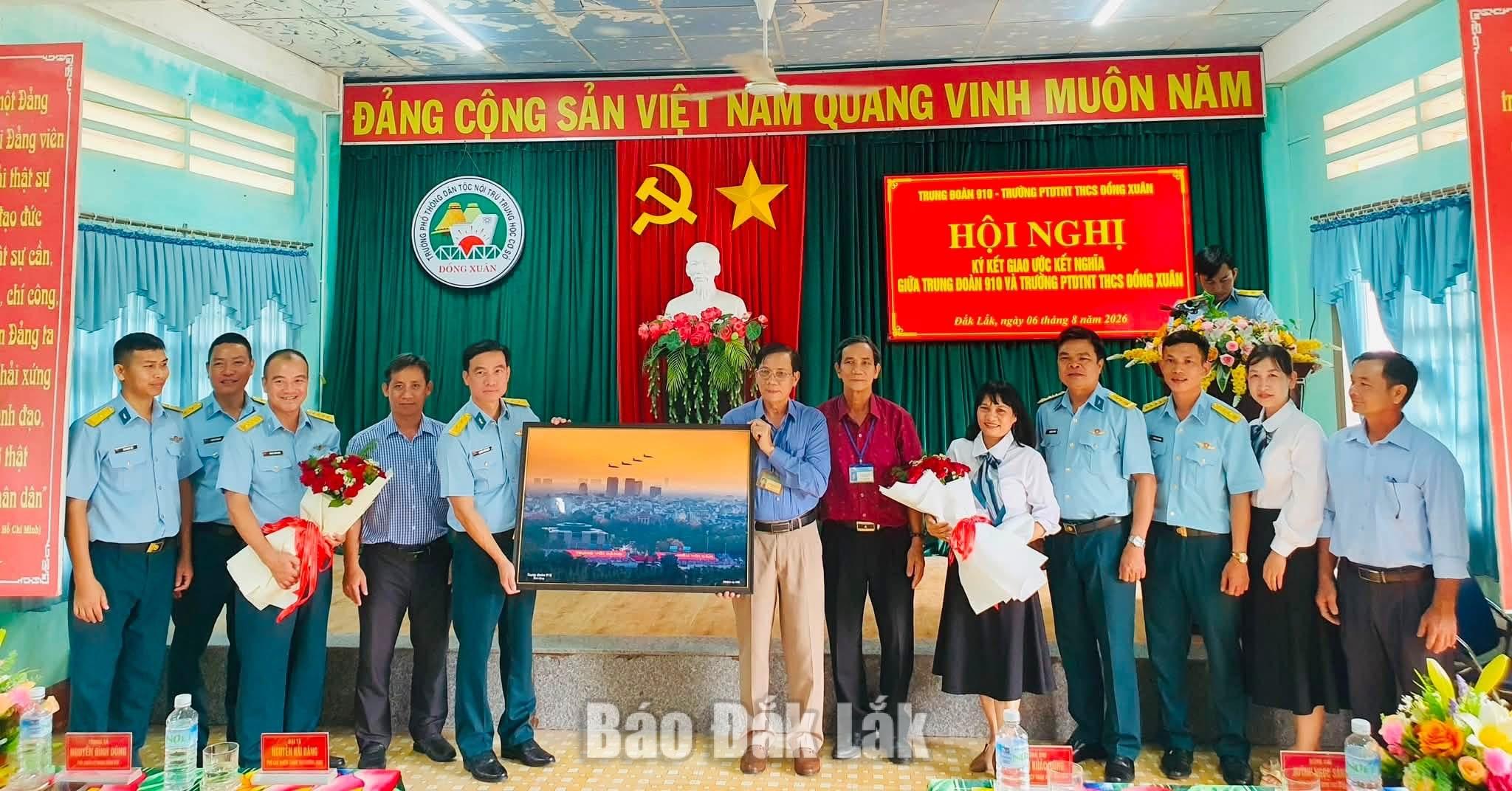 Trung đoàn 910 kết nghĩa với Trường Phổ thông Dân tộc nội trú THCS Đồng Xuân 2 Trung tá Nguyễn Đình Dũng, Phó Chính ủy Trung đoàn 910 tặng quà lưu niệm cho cán bộ, giáo viên nhà trường.