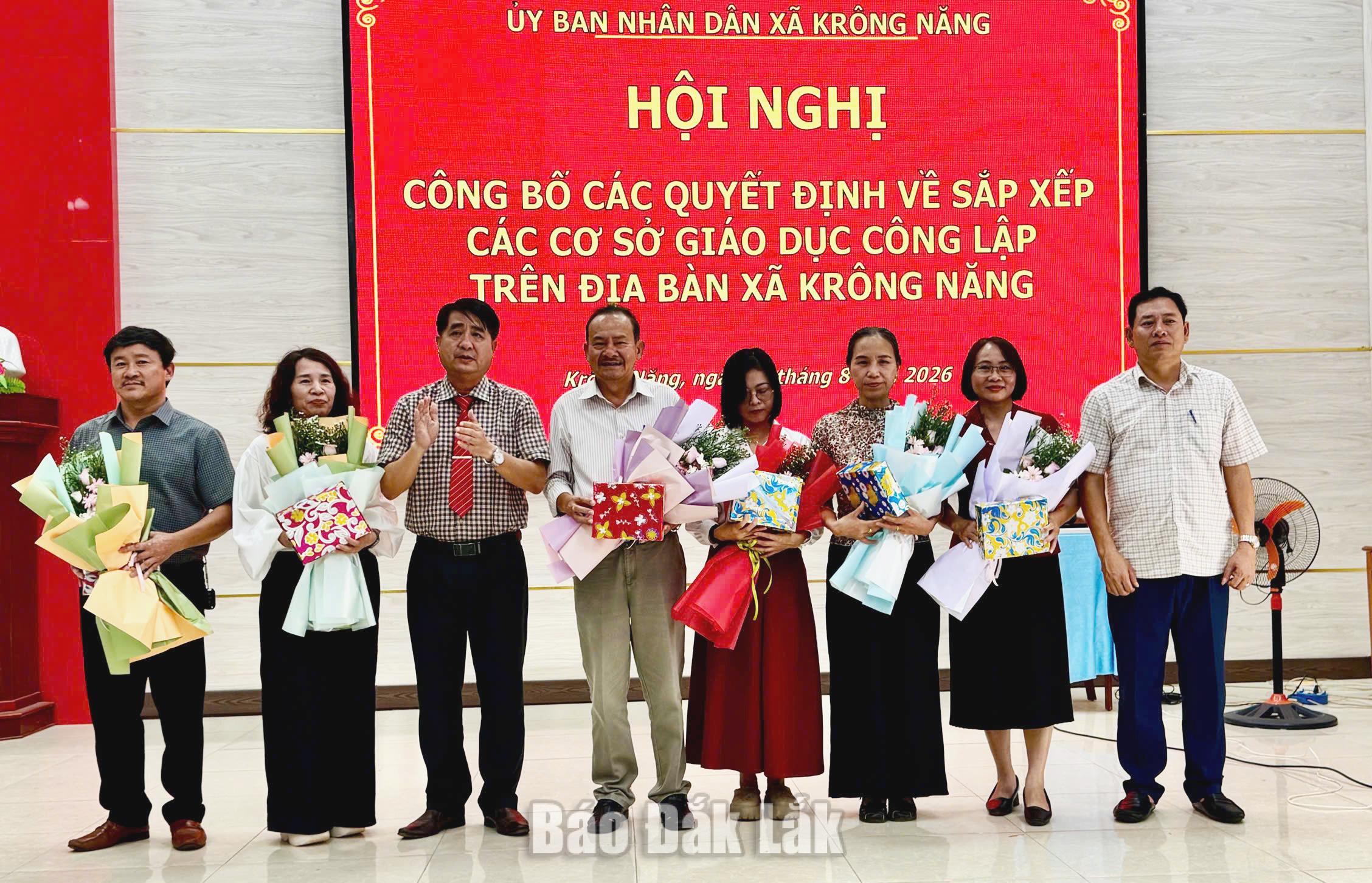 Bí thư Đảng ủy xã Krông Năng Phạm Bá Thìn trao quyết định 