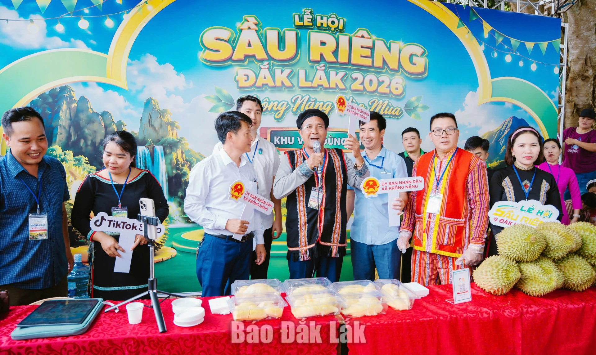 Tại xã Krông Năng, mỗi người dân, cán bộ xã đều trở thành một đại sứ quảng bá sầu riêng và các sản vật địa phương.
