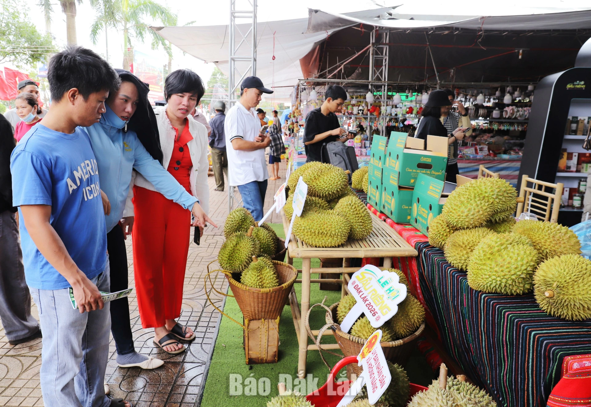 Krông Năng khai mạc chuỗi hoạt động hưởng ứng Lễ hội Sầu riêng Đắk Lắk năm 2026 4 Đỗng đảo người dân, du khách tham quan tại Hội chợ trưng bày sản phẩm đặc trưng của xã.