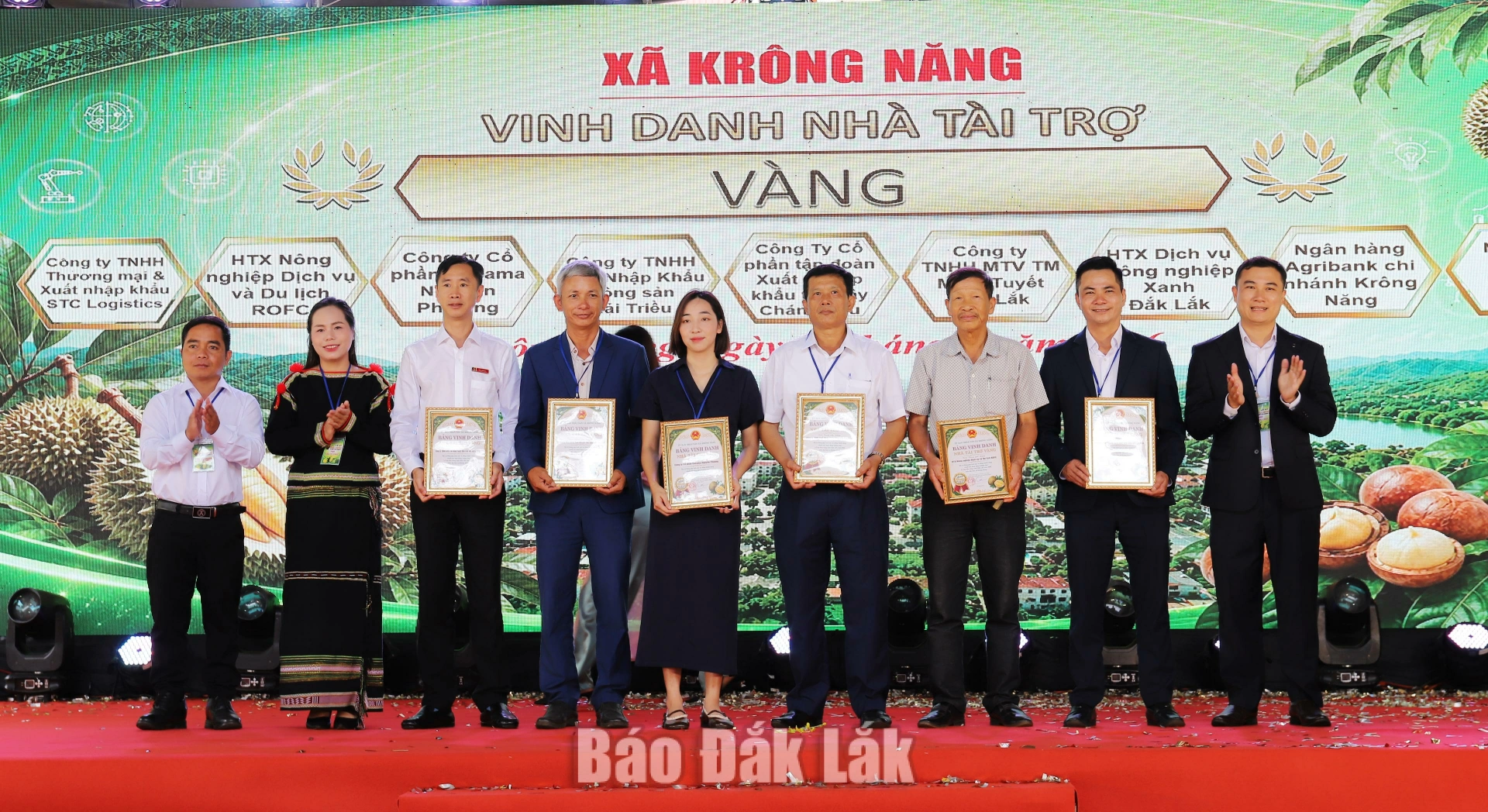 Krông Năng khai mạc chuỗi hoạt động hưởng ứng Lễ hội Sầu riêng Đắk Lắk năm 2026 3
Lãnh đạo xã Krông Năng tặng quà tri ân các nhà tài trợ chương trình.