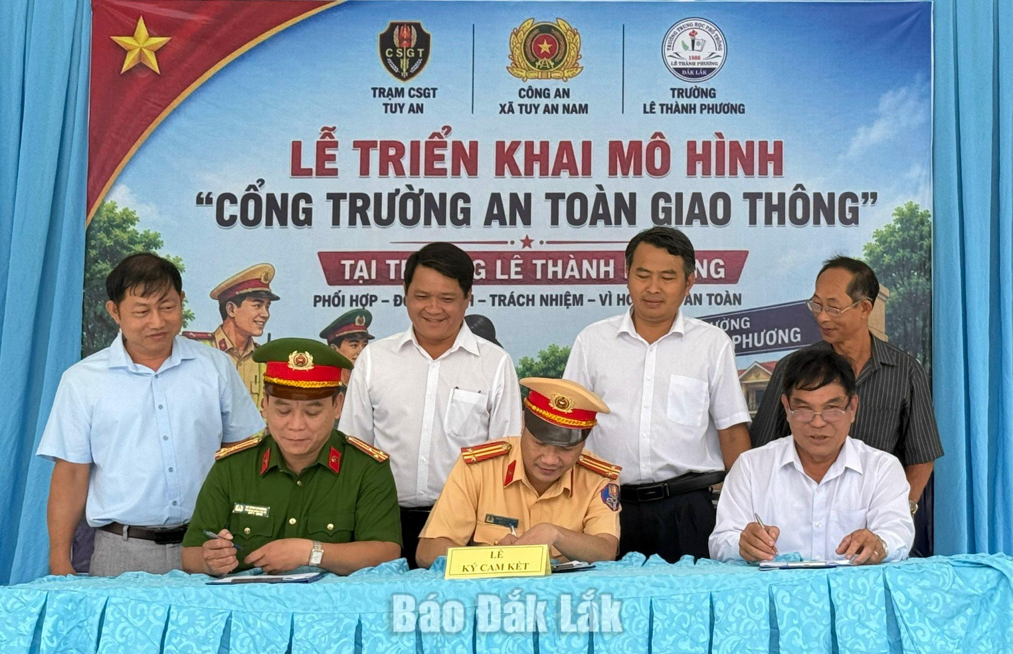 Các đơn vị thực hiện nghi thức ký kết dưới sự chứng kiến của lãnh đạo xã Tuy An Nam và nhà trường.