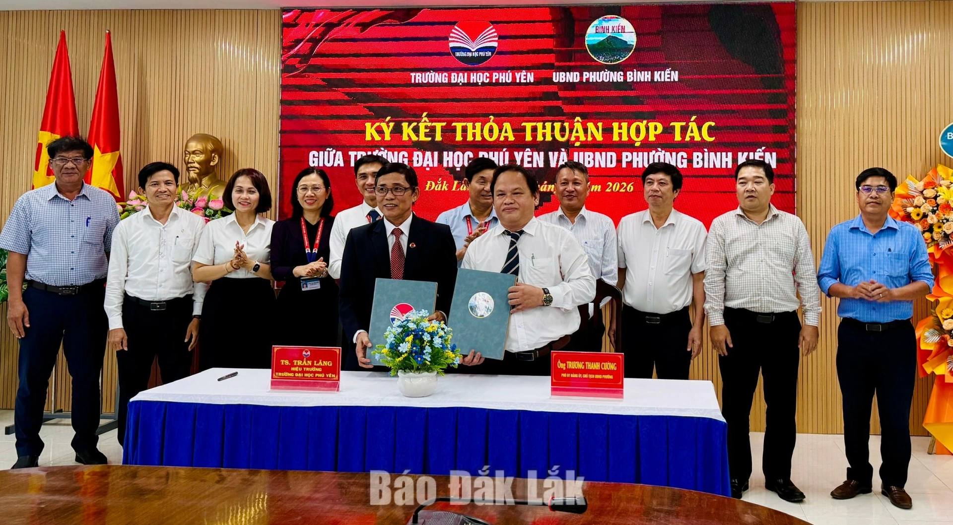 lãnh đạo Trường Đại học Phú Yên và UBND phường Bình Kiến thực hiện nghị thức ký kết Thỏa thuận hợp tác dưới sự chứng kiến của lãnh đạo hai bên và các đối tác hợp  tác.