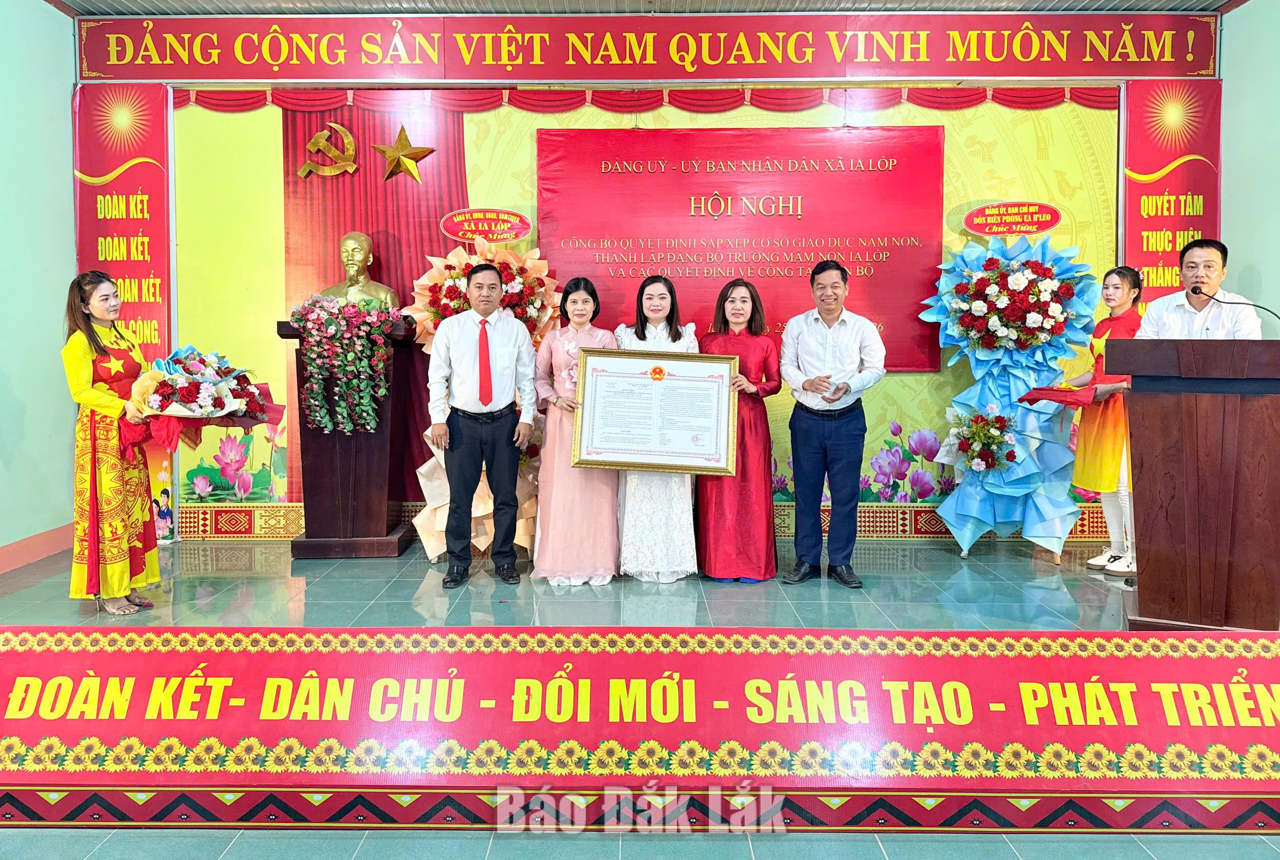 Lãnh đạo địa phương trao quyết định thành lập Trường mầm non Ia Lốp.
