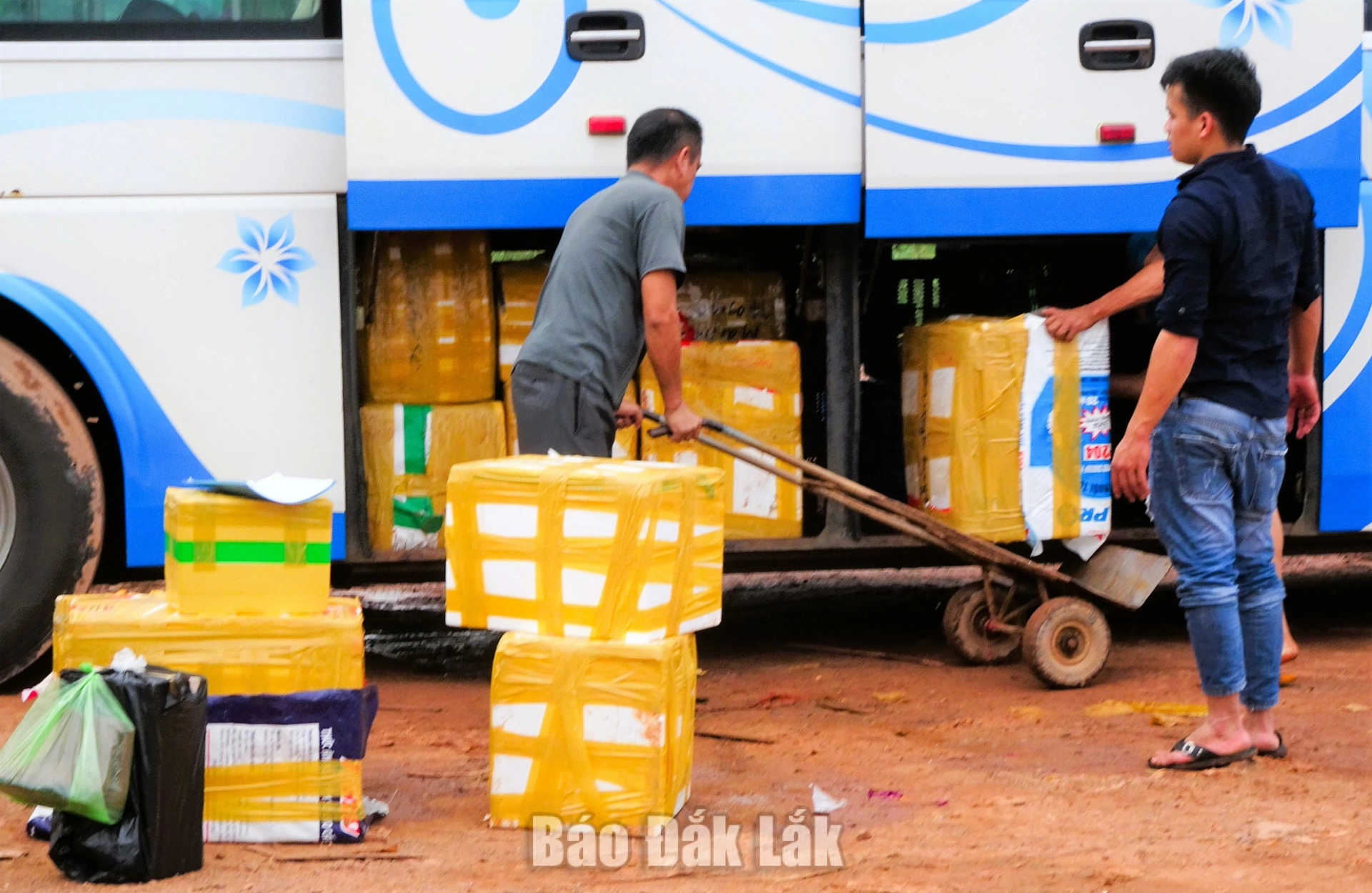Xử lý nghiêm tình trạng xe khách chở hàng quá tải 1