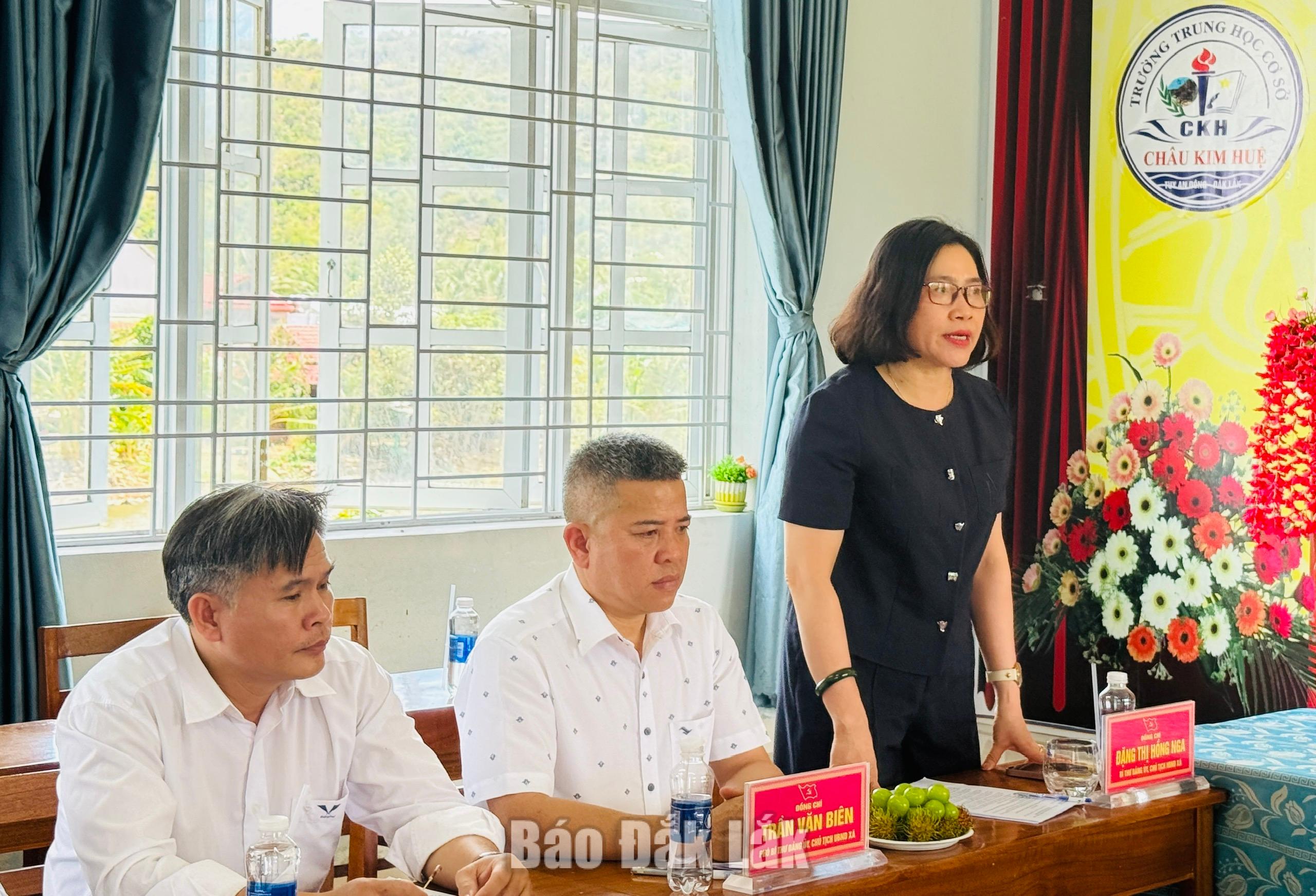 Bí thư Đảng ủy, Chủ tịch HĐND xã Tuy An Đông Đặng Thị Hồng Nga, thông tin thêm những vấn đề đoàn khảo sát còn quan tâm.