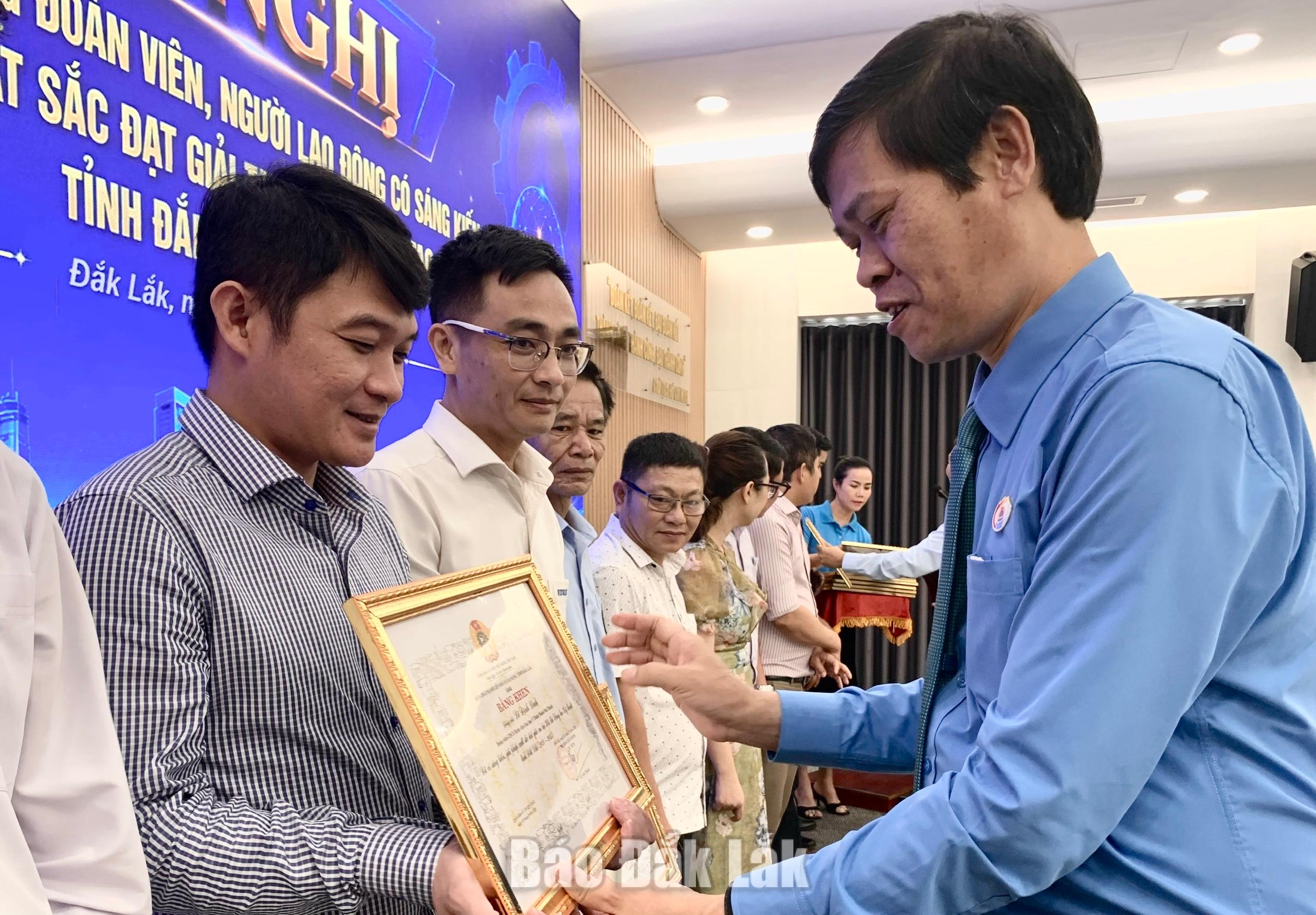 Chủ tịch LĐLĐ tỉnh Đắk Lắk Lê Văn Thành trao tặng bằng khen cho bác sĩ Lê Đình Linh vì có thành tích xuất sắc trong ứng dụng khoa học kỹ thuật, đổi mới sáng tạo.