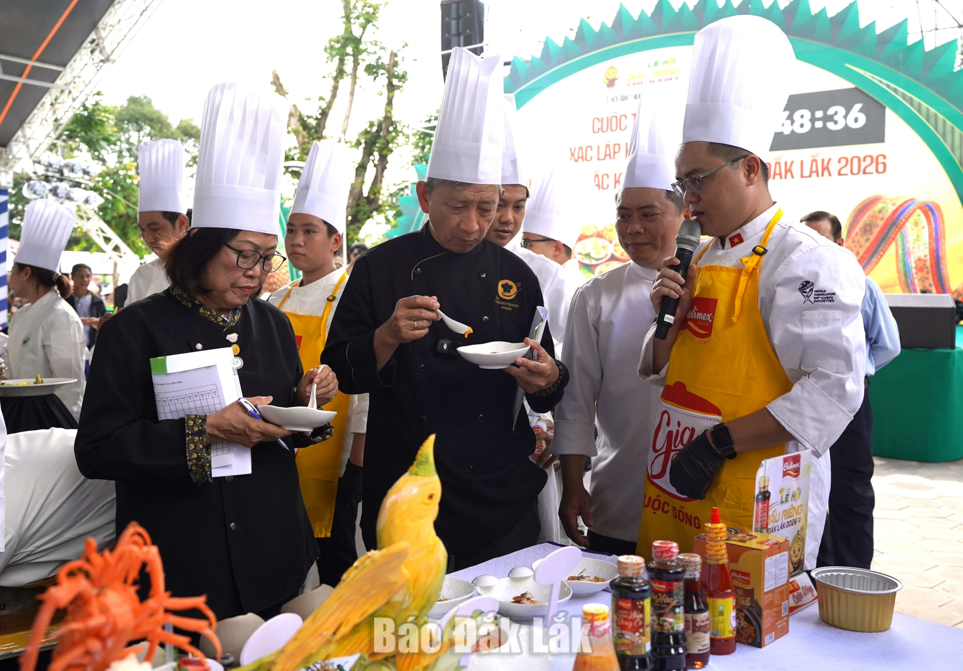 Đánh thức giác quan cùng nghệ thuật ẩm thực sầu riêng 2 Ban giám khảo chấm điểm các đội thi.