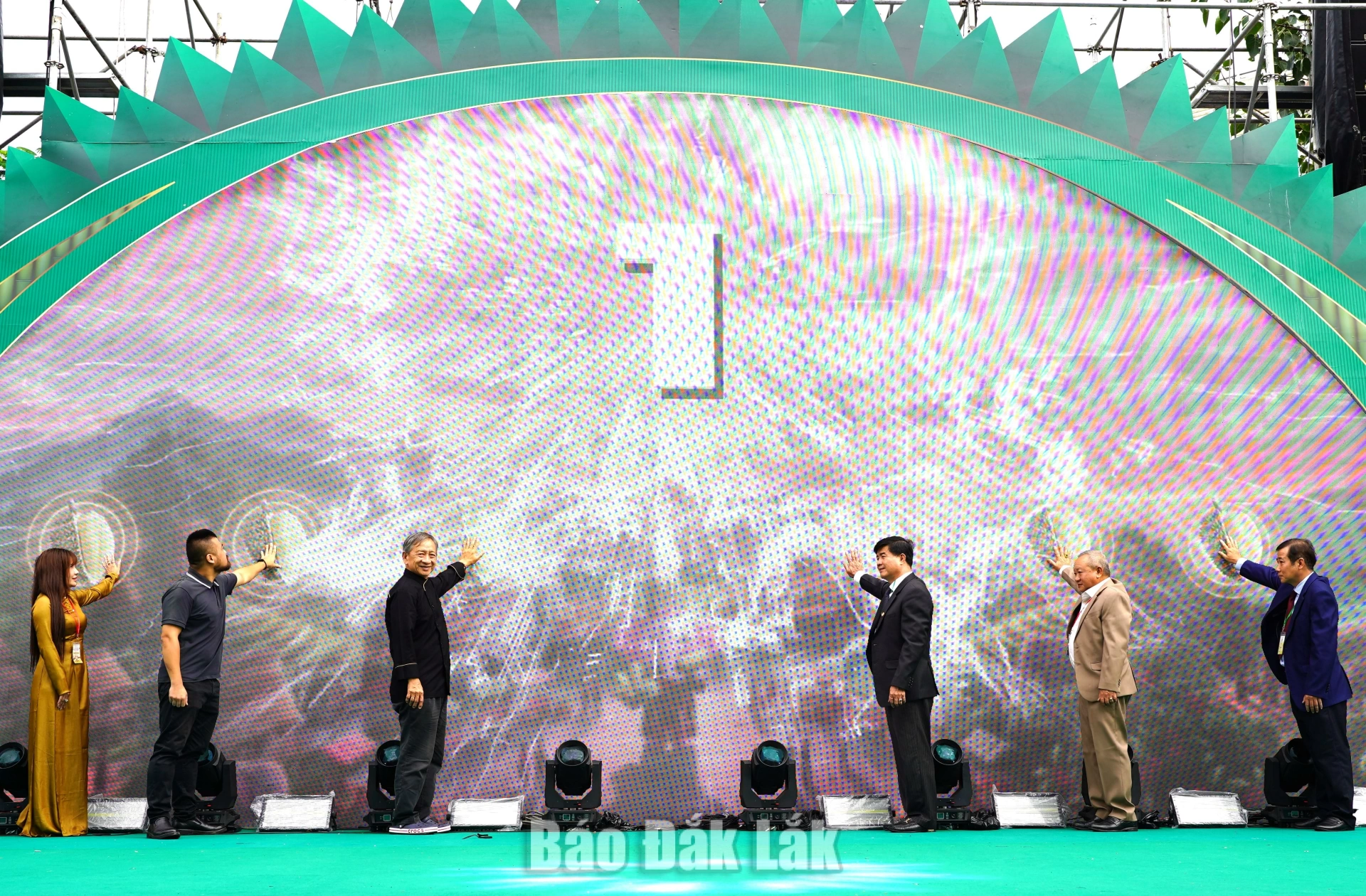 Lễ hội Ẩm thực sầu riêng Đắk Lắk 2026: “Khai mở hương vị đại ngàn” 2 Các đại biểu khai mạc Lễ hội Ẩm thực sầu riêng.