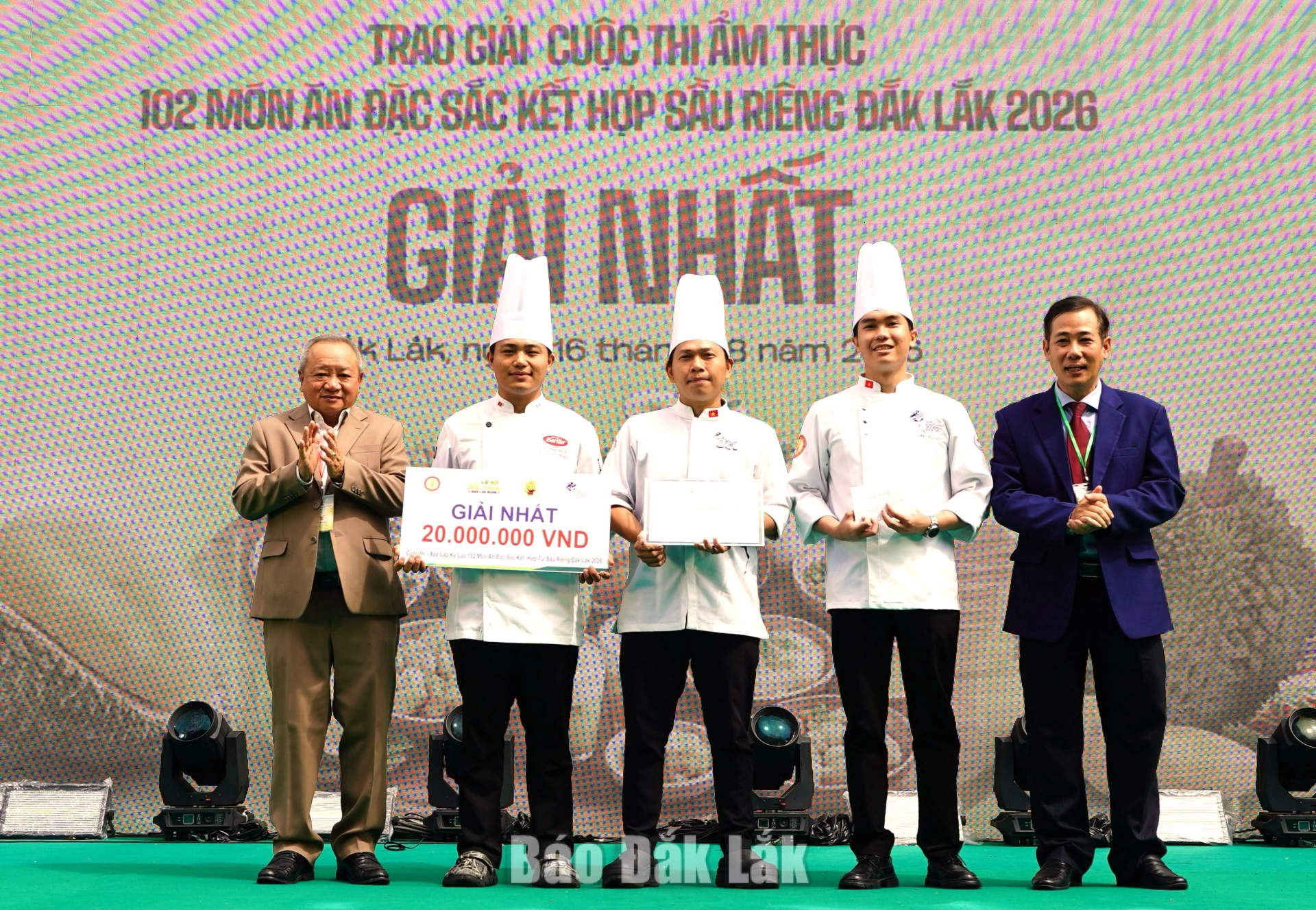 Lễ hội Ẩm thực sầu riêng Đắk Lắk 2026: “Khai mở hương vị đại ngàn” 3 Ban tổ chức cuộc thi trao giải Nhất tặng đội thi đến từ TP. Hồ Chí Minh.