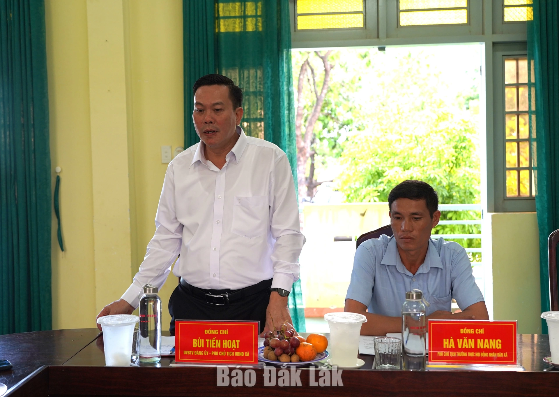 Phó Chủ tịch UBND xã Ia Lốp Bùi Tiến Hoạt báo cáo công tác chuẩn bị năm học mới trên địa bàn.