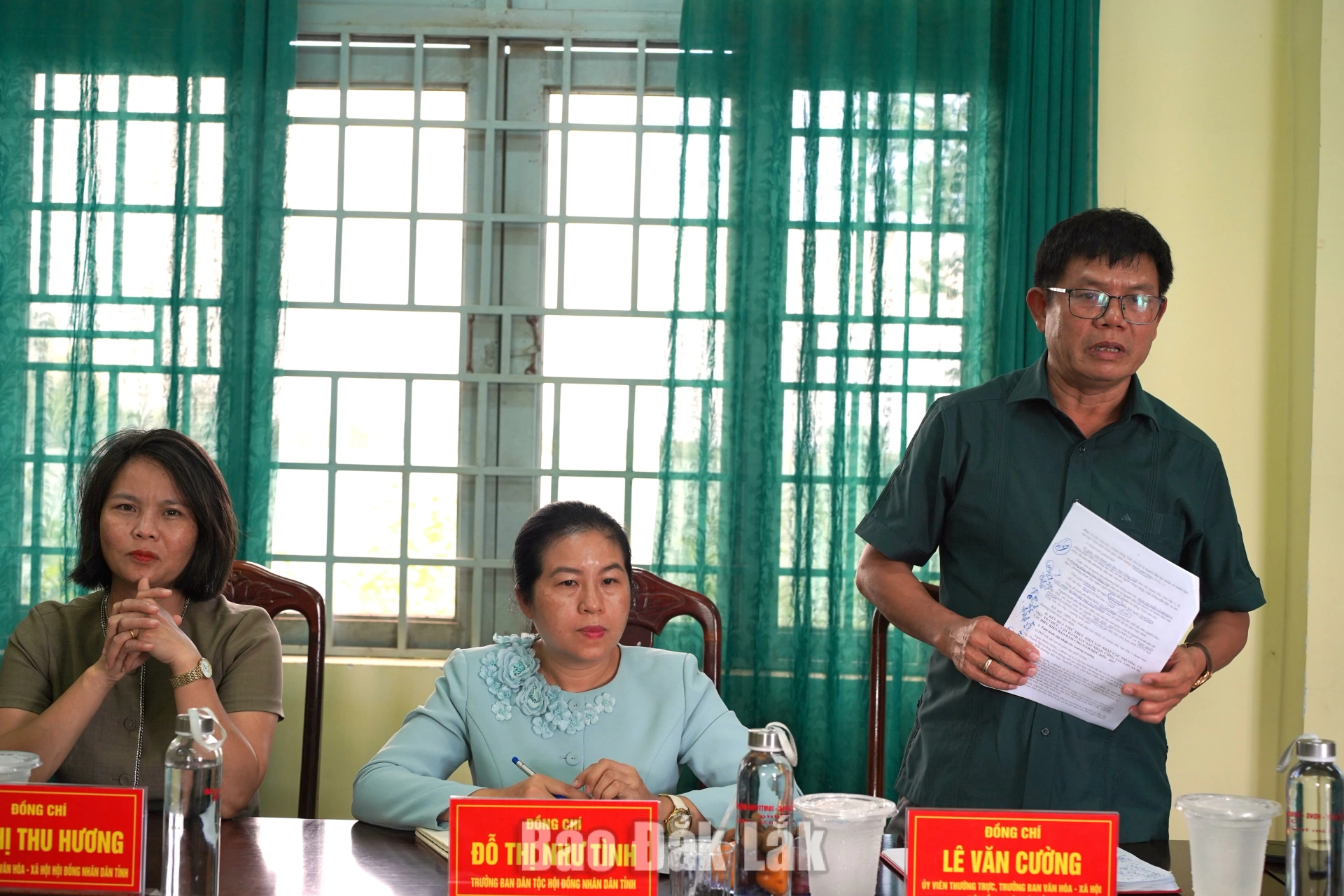 Trưởng Ban Văn hóa - Xã hội HĐND tỉnh Lê Văn Cường trao đổi với địa phương và nhà trường một số nội dung liên quan.