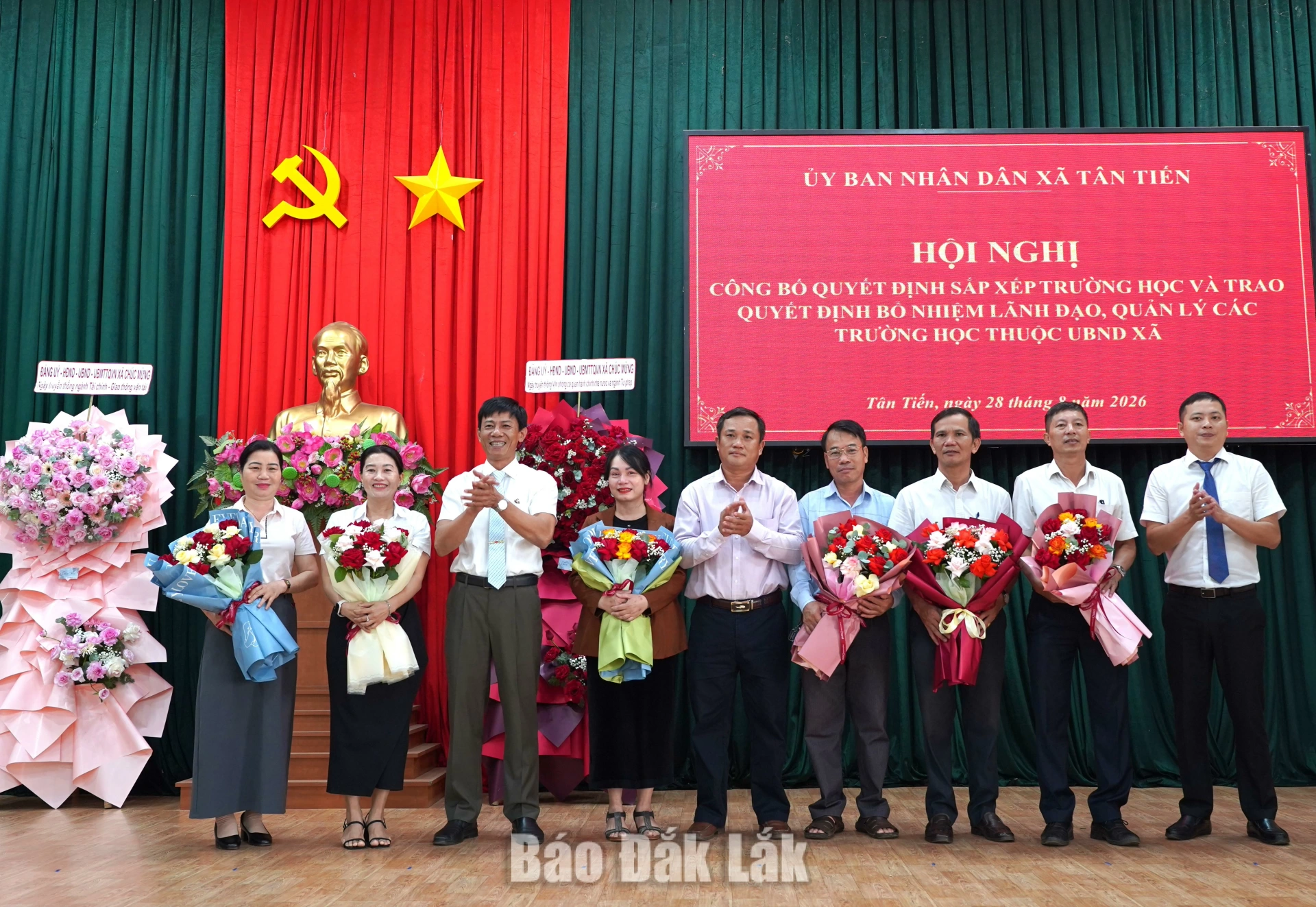 Lãnh đạo xã Tân Tiến tặng hoa, tri ân các đồng chí thôi giữ chức vụ lãnh đạo, quản lý các trường học trên địa bàn xã.