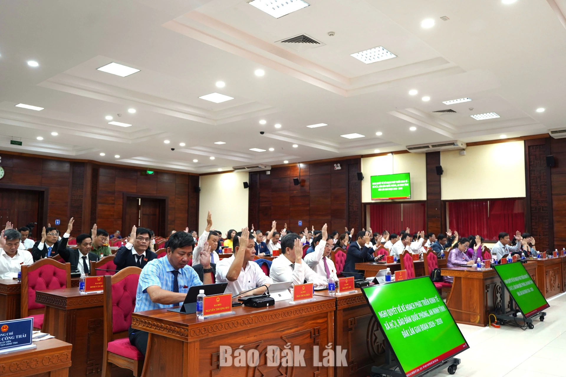 Xây dựng tỉnh Đắk Lắk phát triển năng động, bền vững 2 Đại biểu biểu quyết thông qua nghị quyết.