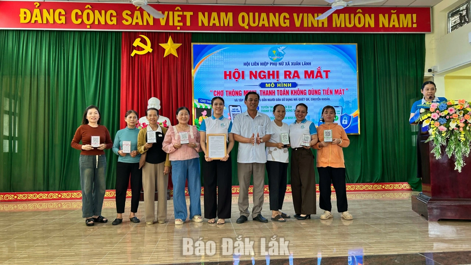 Ra mắt mô hình “Chợ thông minh, thanh toán không dùng tiền mặt” xã Xuân Lãnh 1 Lãnh đạo xã Xuân Lãnh trao quyết đinh cho Ban Chủ nhiệm mô hình.