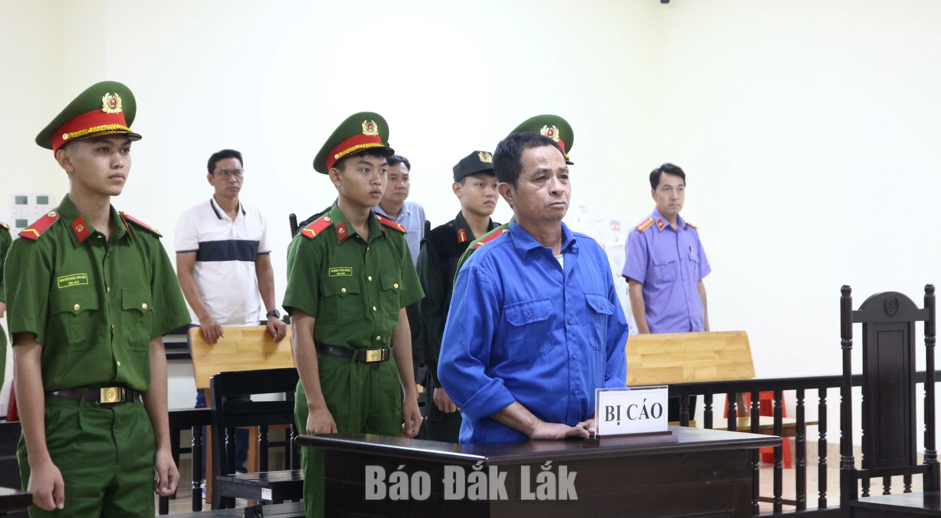 Lĩnh án 7 năm 6 tháng tù vì tội phá hoại chính sách đoàn kết 4 Bị cáo Y Nuen Ayun nghe Hội đồng xét xử tuyên án.