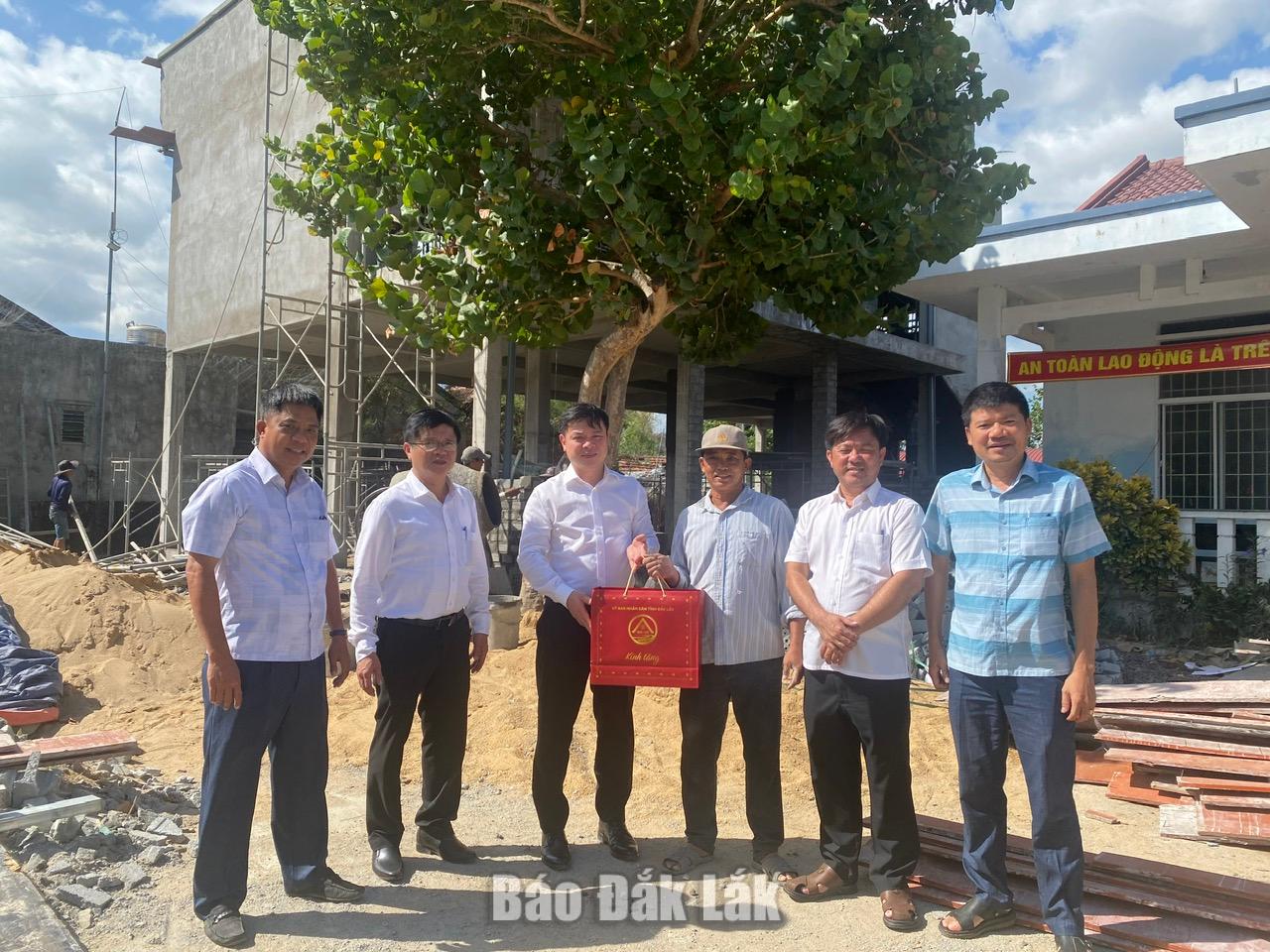 Ủy viên dự khuyết Trung ương Đảng, Phó Bí thư Tỉnh ủy, Chủ tịch UBND tỉnh Đỗ Hữu Huy tặng quà động viên đơn vị thi công nhà tránh lũ ở khu phố Ân Niên.