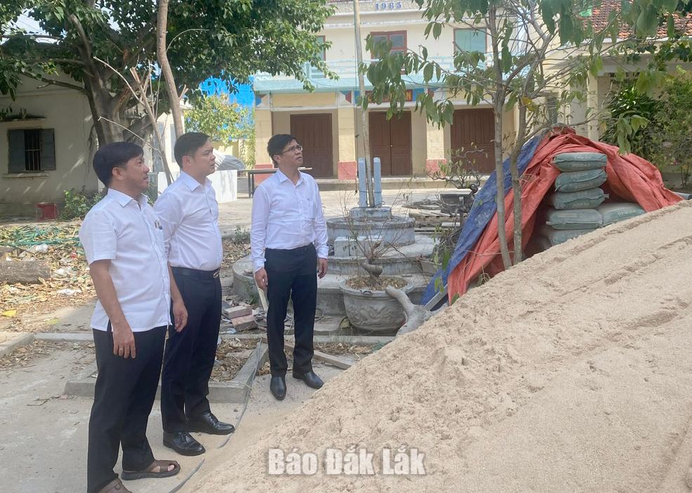 Chủ tịch UBND tỉnh Đỗ Hữu Huy yêu cầu nhà thầu bảo đảm tiến độ thi công theo kế hoạch để phát huy hiệu quả các công trình nhà tránh lũ.
