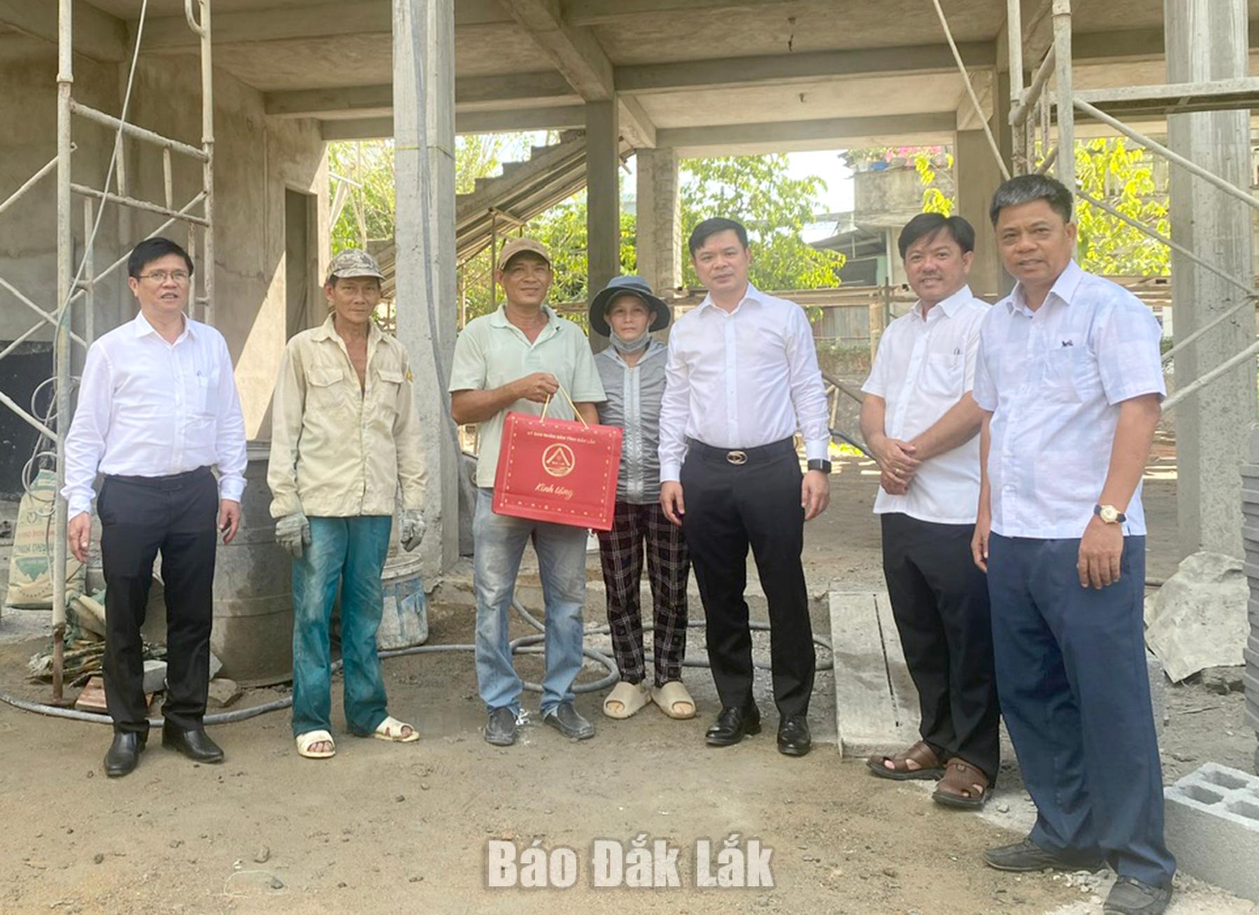 Chủ tịch UBND tỉnh Đỗ Hữu Huy tặng quà động viên nhà thầu đi công nhà tránh lũ ở khu phố Phú Ân.