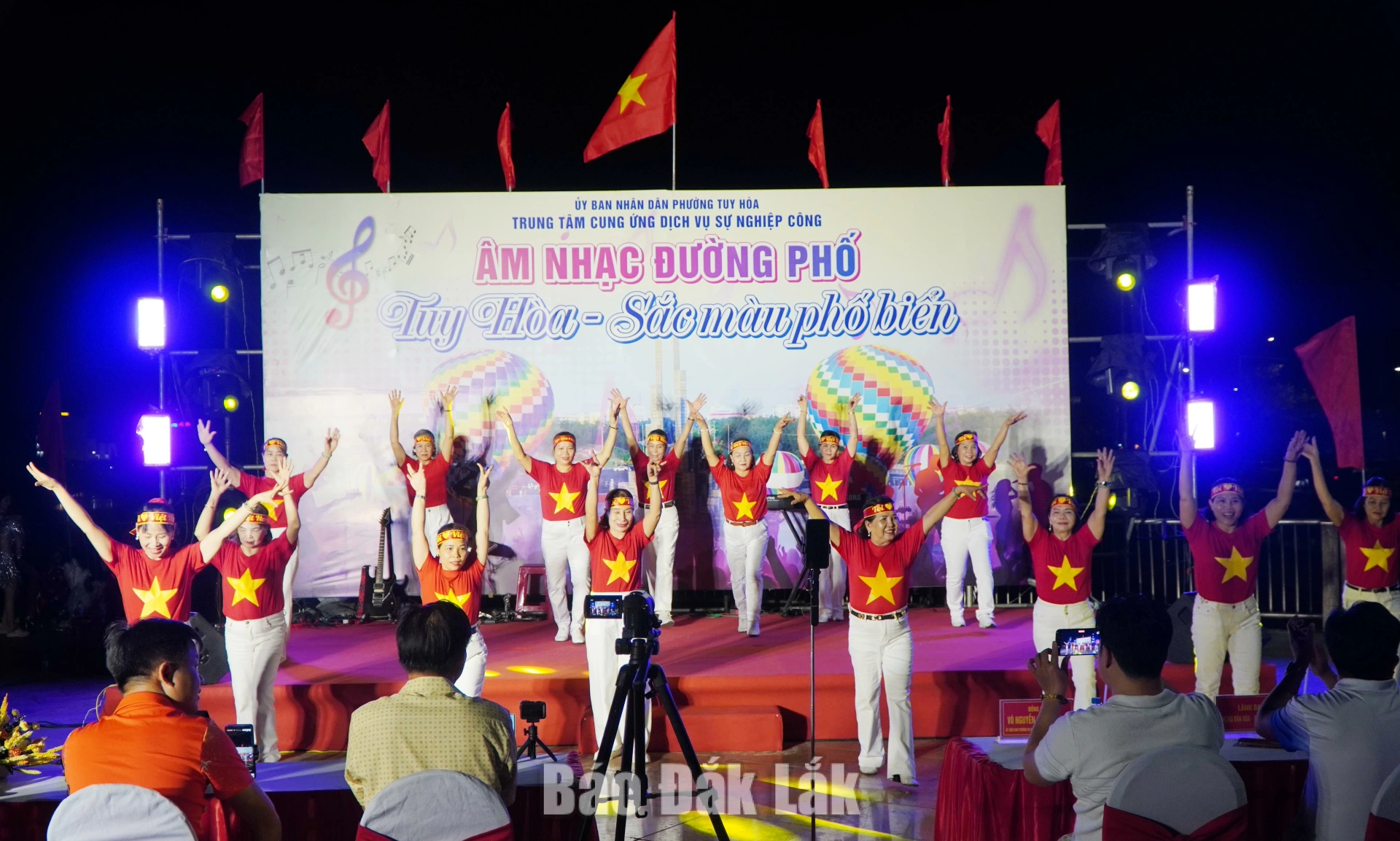 Khai mạc âm nhạc đường phố “Tuy Hòa - Sắc màu phố biển” 1 Tiết mục dân vũ của Câu lạc bộ Khiêu vũ, dưỡng sinh Ngọc Trai