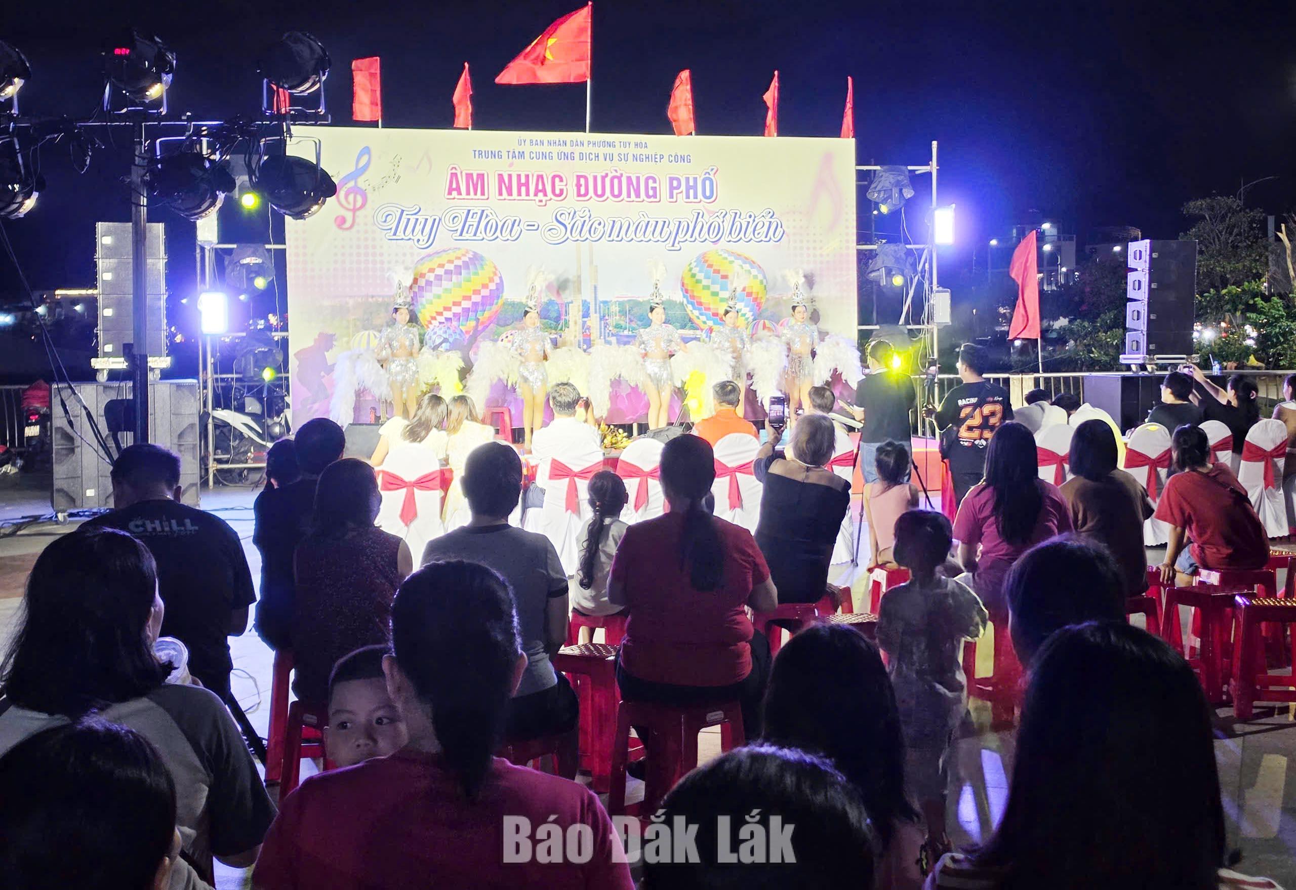 Khai mạc âm nhạc đường phố “Tuy Hòa - Sắc màu phố biển” 3 Chương trình “Tuy Hòa – Sắc màu phố biển” thu hút đông đảo người dân và du khách tới thưởng thức