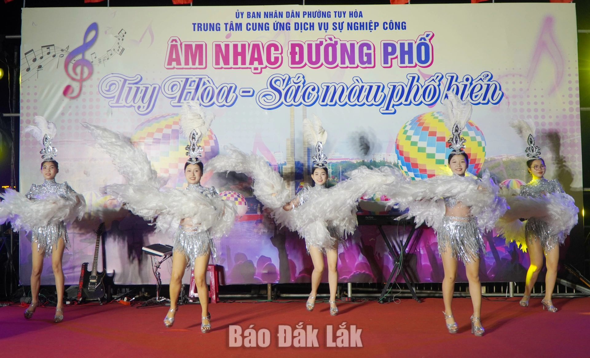 Khai mạc âm nhạc đường phố “Tuy Hòa - Sắc màu phố biển” 2 Đêm nhạc đường phố sôi động với tiết mục khiêu vũ năng động.