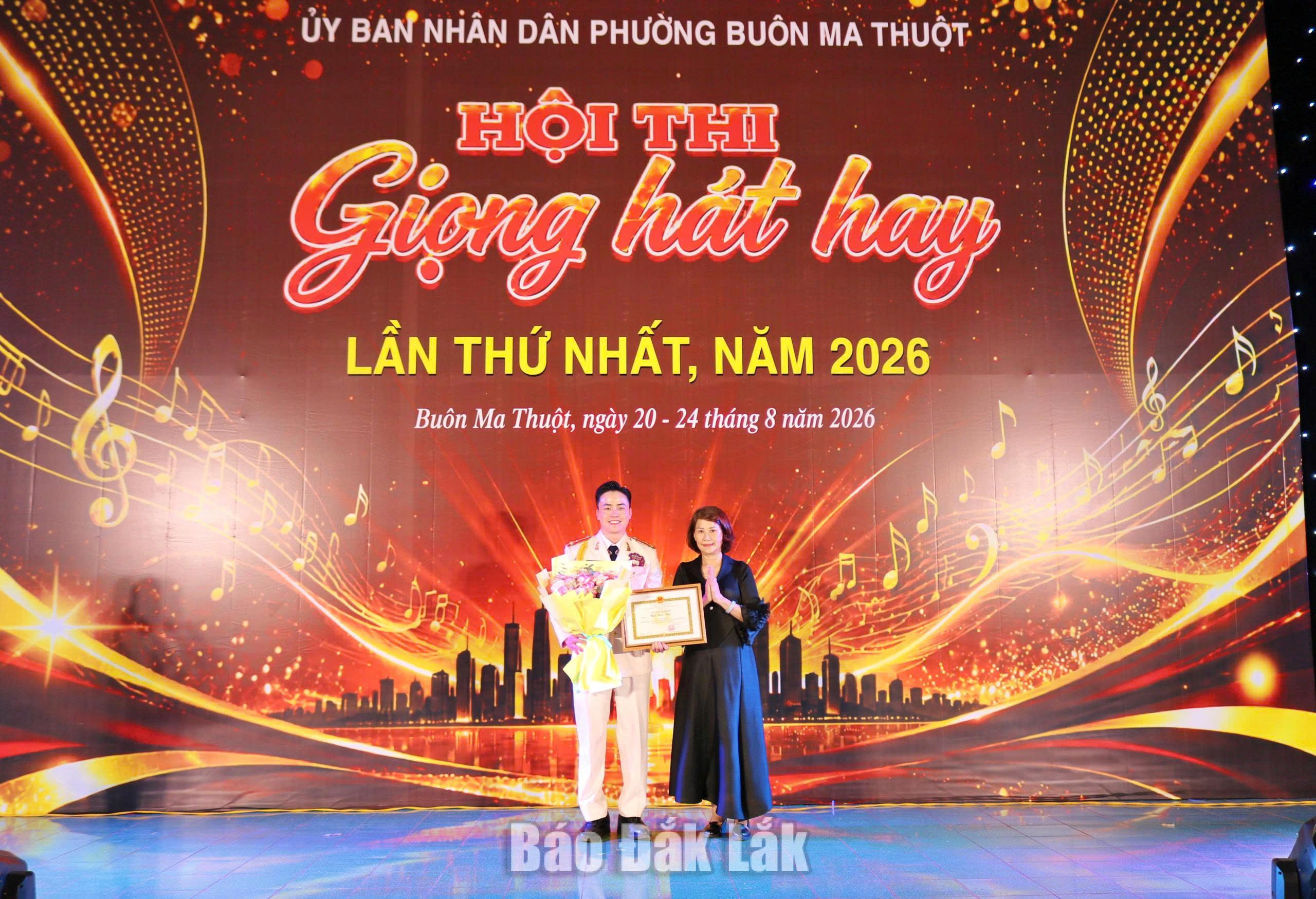 Phường Buôn Ma Thuột trao giải Hội thi Giọng hát hay lần thứ nhất 2 Thí sinh Trần Phan Luật giành giải Nhất hội thi.