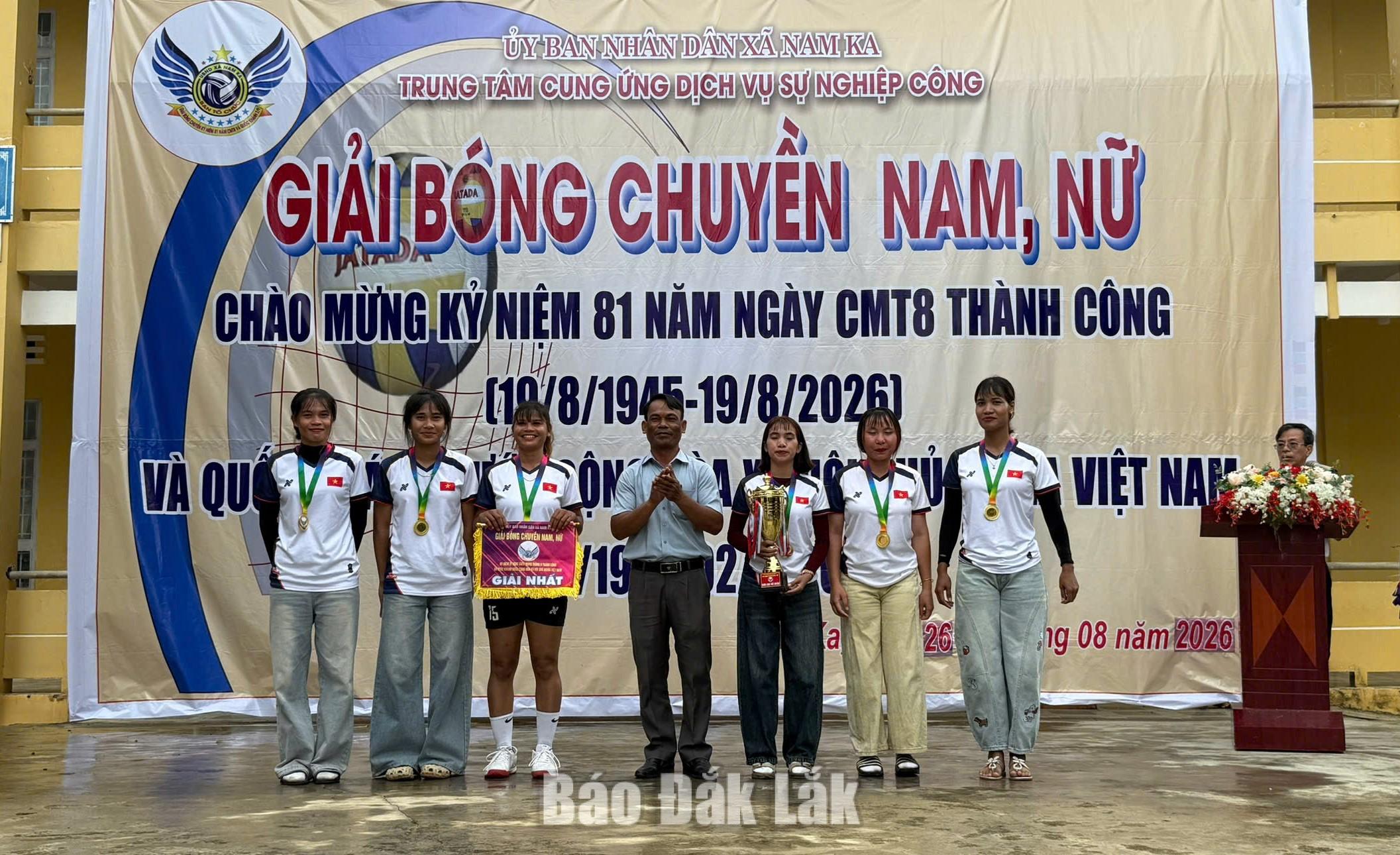 Ban Tổ chức trao cúp cho đội bóng chuyền nữ đoạt giải Nhất.