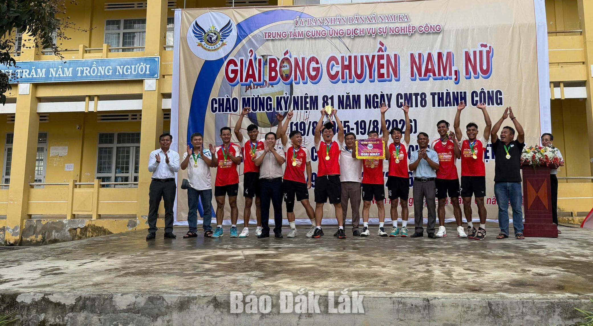 Ban Tổ chức trao cúp cho đội bóng chuyền nam đoạt giải Nhất.