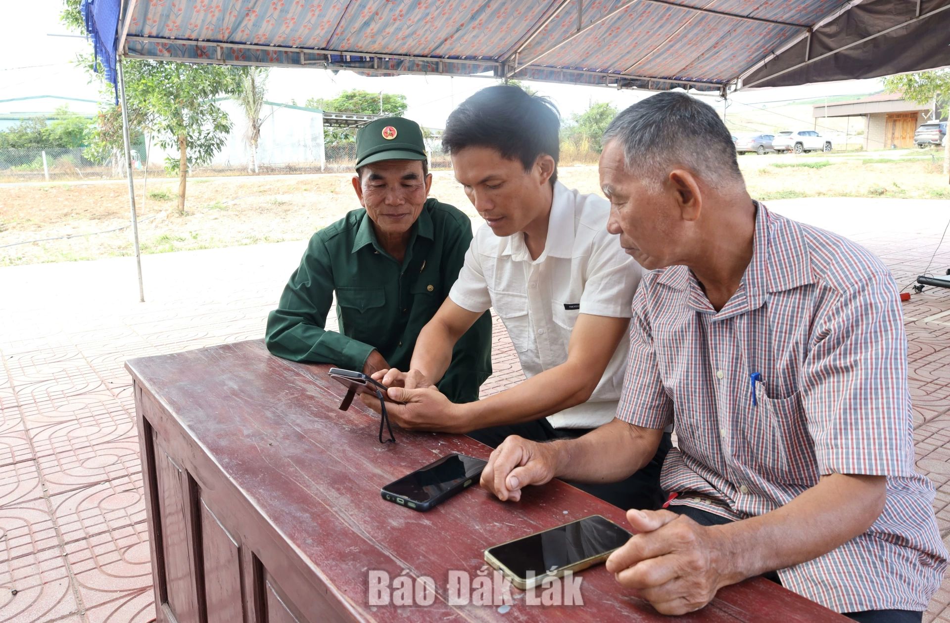 Nhà văn hóa số - Đưa tiện ích công nghệ về tận thôn, buôn 3 Người dân thôn 10 được thành viên Tổ công nghệ số cộng đồng thôn hướng dẫn cách truy cập, sử dụng dịch vụ công trực tuyến.