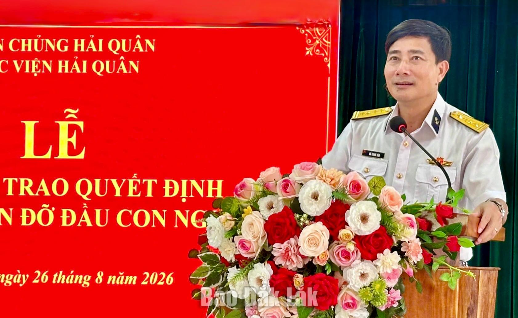 Học viên Hải quân nhận đỡ đầu con ngư dân khó khăn phường Xuân Đài 1 Đại tá Hồ Thanh Hòa, Phó Giám đốc Học viện Hải quân phát biểu tại buổi lễ.