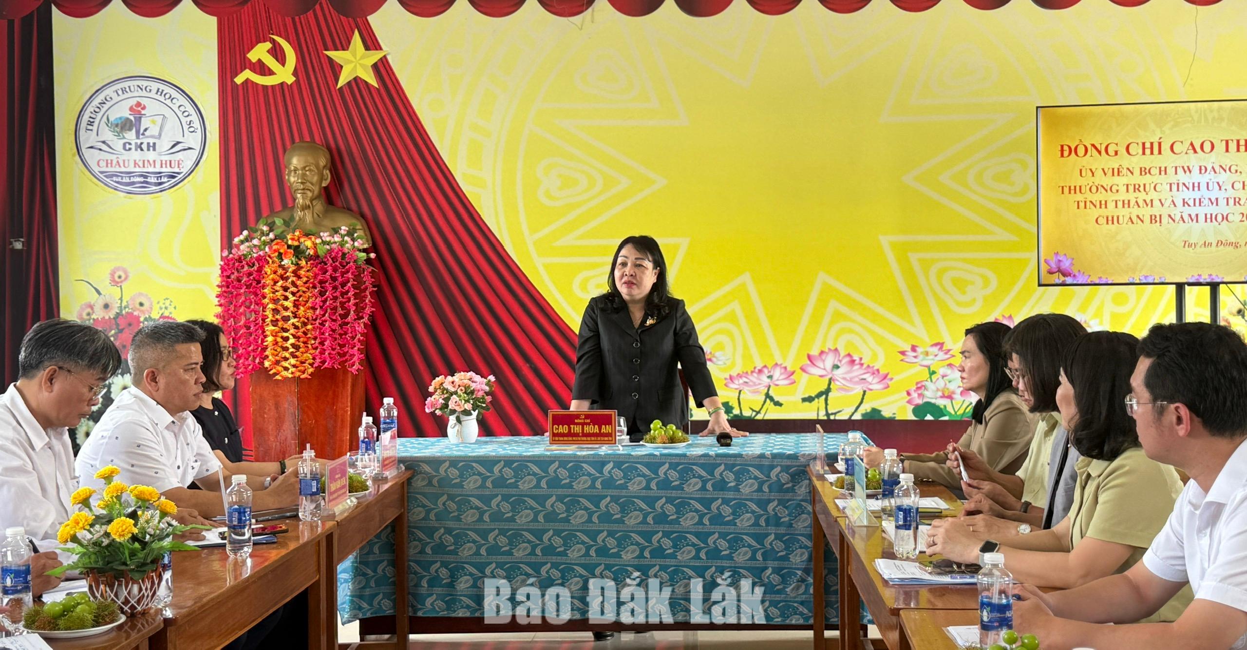 đồng chí Cao Thị Hòa An, Ủy viên Trung ương Đảng, Phó Bí thư Thường trực Tỉnh ủy, Chủ tịch HĐND tỉnh, ghi nhận và đánh giá cao tinh thần trách nhiệm của nhà trường và địa phương trong công tác vận động học sinh ra lớp.
