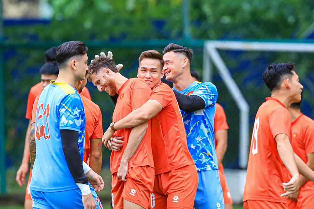 Các cầu thủ có tâm lý thoải mái trong buổi tập trước trận gặp chủ nhà Malaysia. Ảnh: VFF