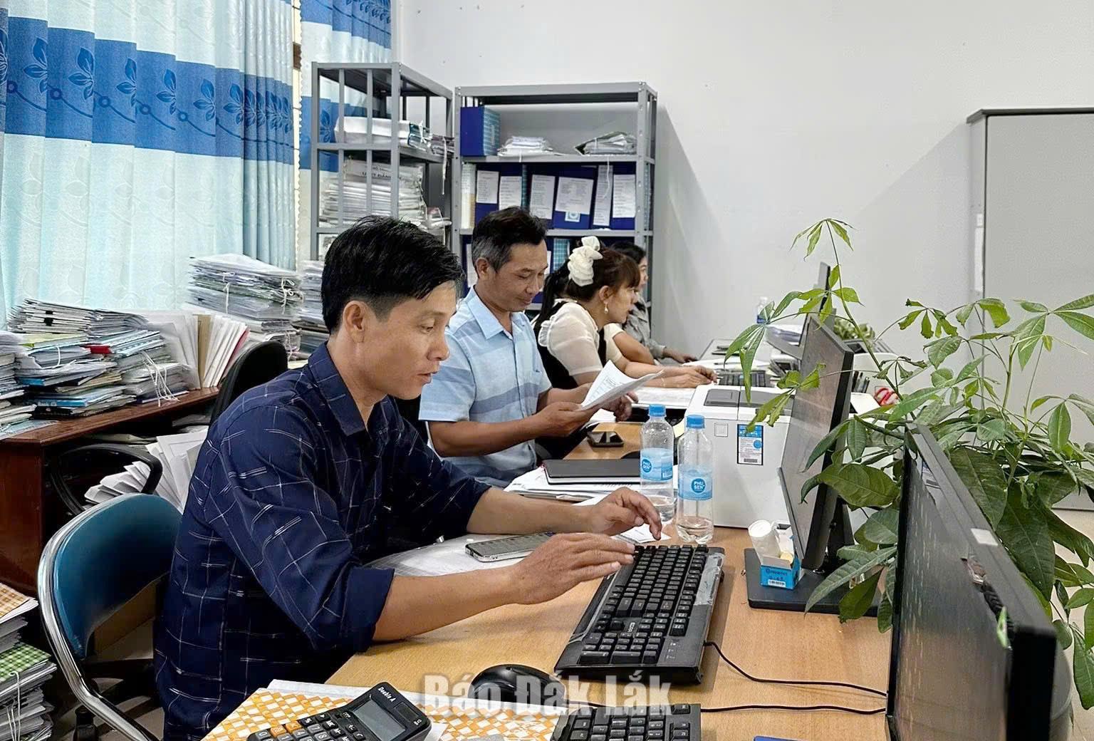 Xã Phú Hòa 1 đẩy mạnh chuyển đổi số công tác xây dựng Đảng 2 Xã Phú Hòa 1 huy động cán bộ, đảng viên tập trung số hóa hồ sơ trong Chiến dịch cao điểm 45 ngày đêm tháo gỡ các điểm nghẽn về chuyển đổi số của ngành Tổ chức xây dựng Đảng.
