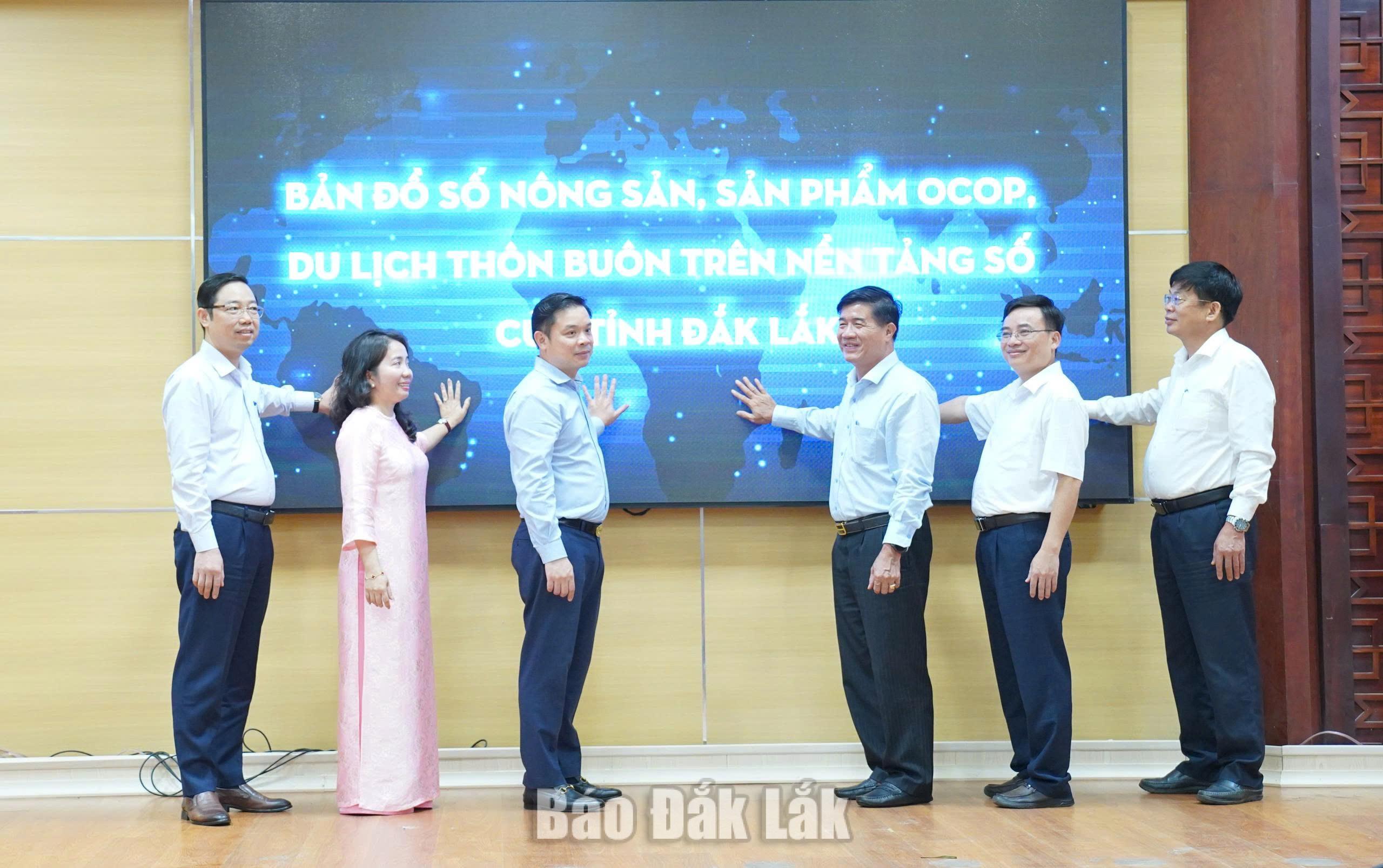 Đắk Lắk chính thức vận hành Bản đồ số nông sản và phát động chiến dịch "30 ngày đêm" 4 Đại diện Bộ Nông nghiệp và Môi trường cùng Lãnh đạo tỉnh Đắk Lắk nhấn nút chính thức ra mắt Bản đồ số nông sản, sản phẩm OCOP và du lịch thôn buôn trên nền tảng số.